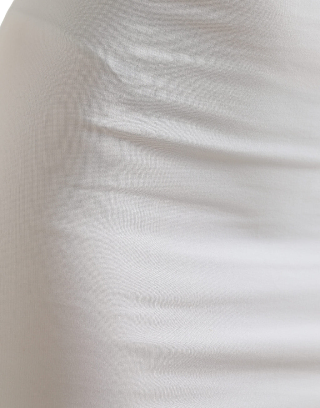 Jupe courte blanche en viscose à taille haute, coupe crayon, de la marque Dolce & Gabbana, visible avec détails de couture.
