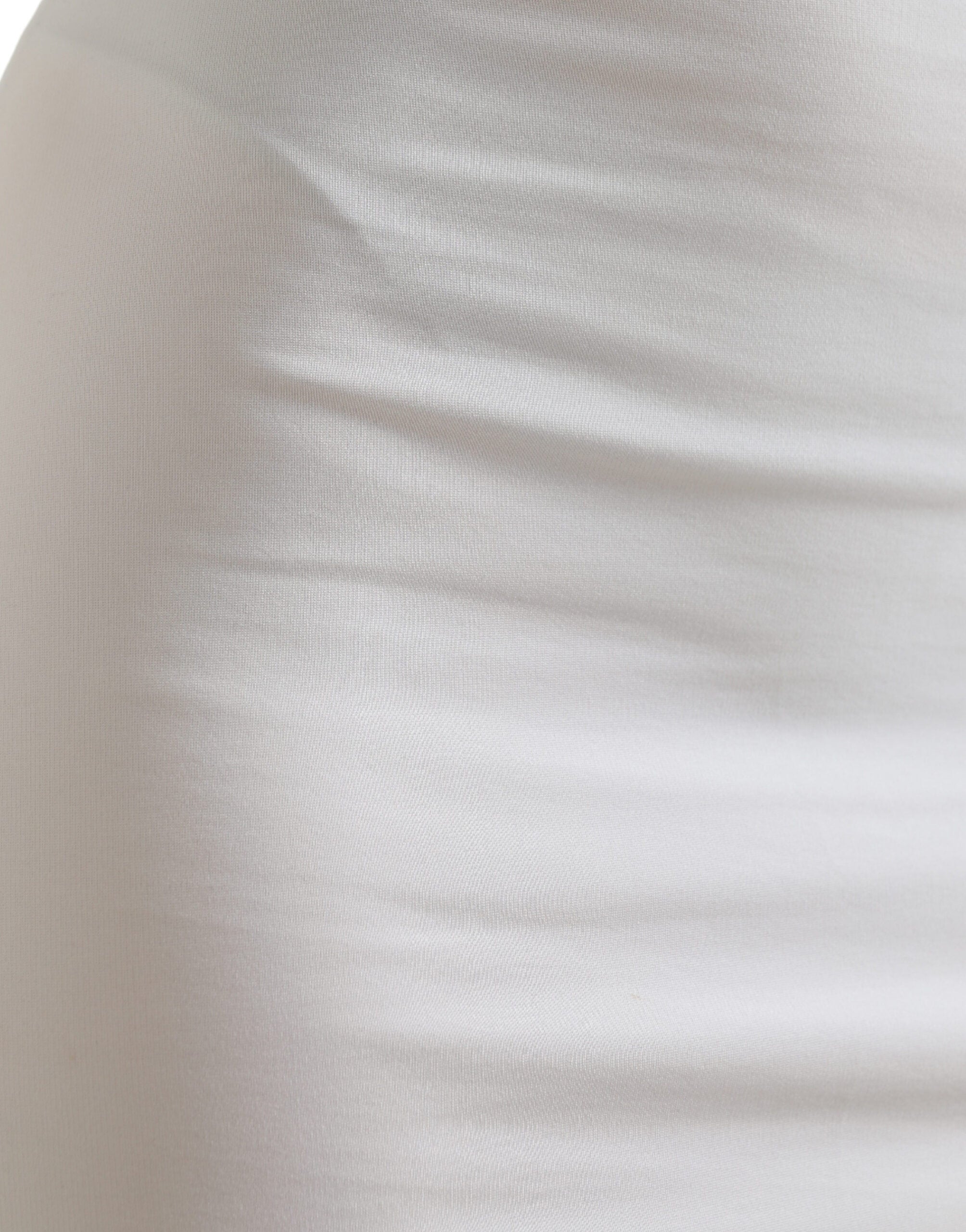 Jupe courte blanche en viscose à taille haute, coupe crayon, de la marque Dolce & Gabbana, visible avec détails de couture.