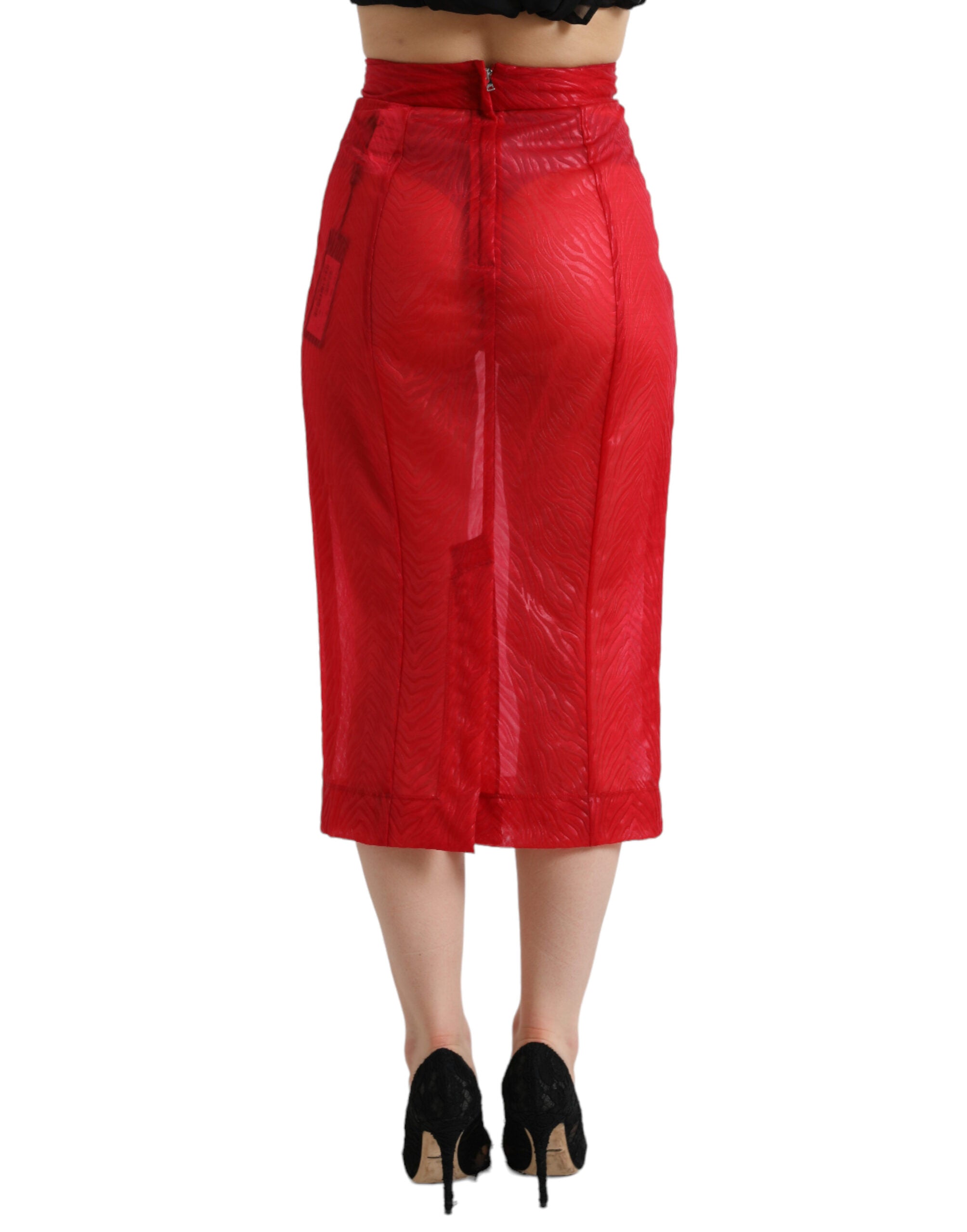 Jupe midi en dentelle rouge à taille haute, coupe pencil, de la marque Dolce & Gabbana, élégante et féminine.