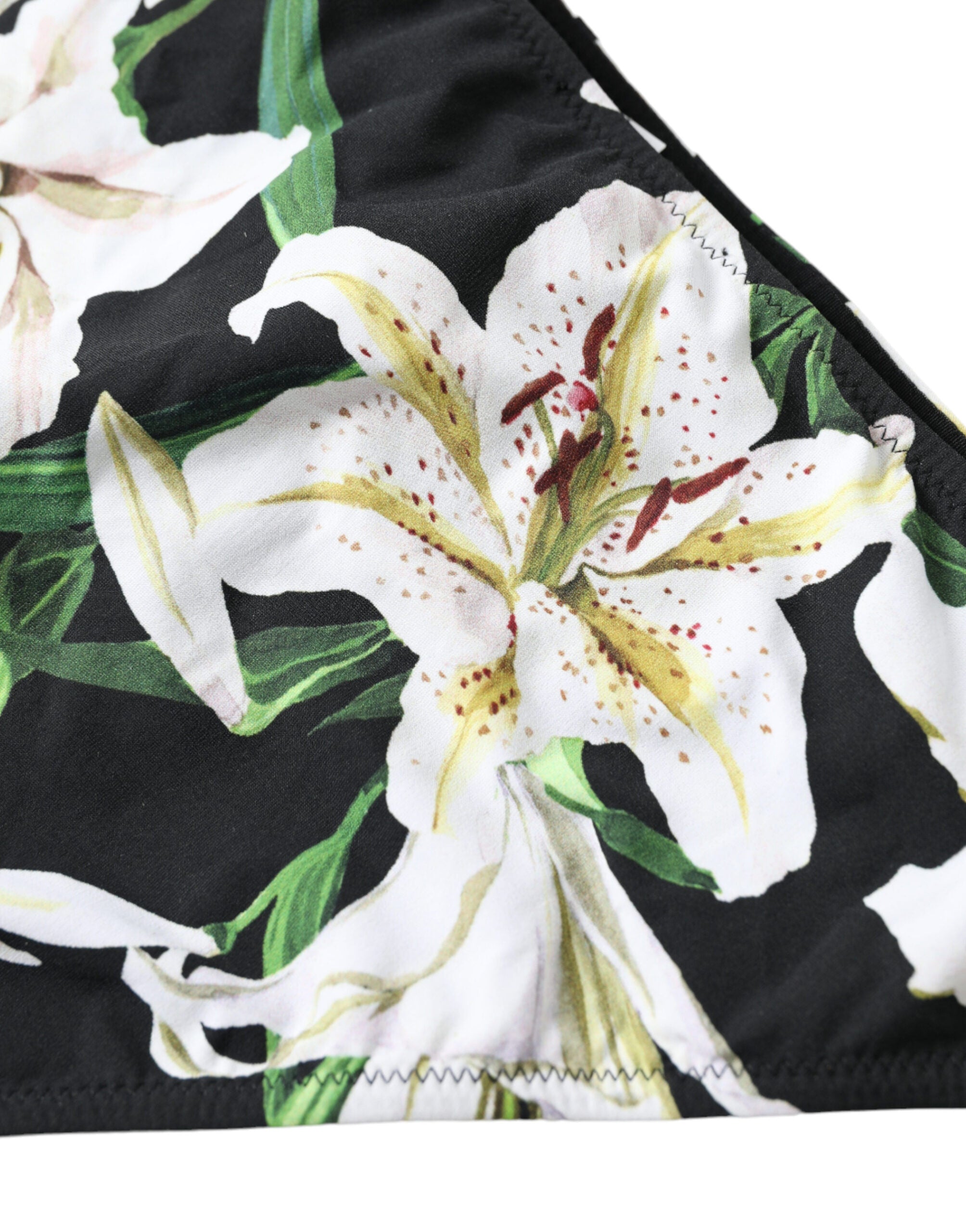Bas de maillot de bain Dolce & Gabbana à imprimé lys noir, vêtement de plage élégant et tendance.