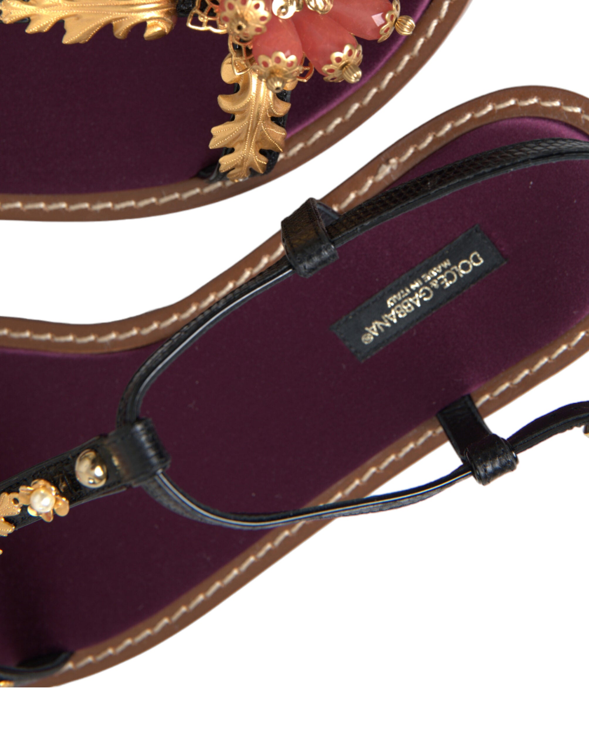 Sandales noires en cuir Dolce & Gabbana avec cristaux, détails en or, chaussures élégantes pour femme.