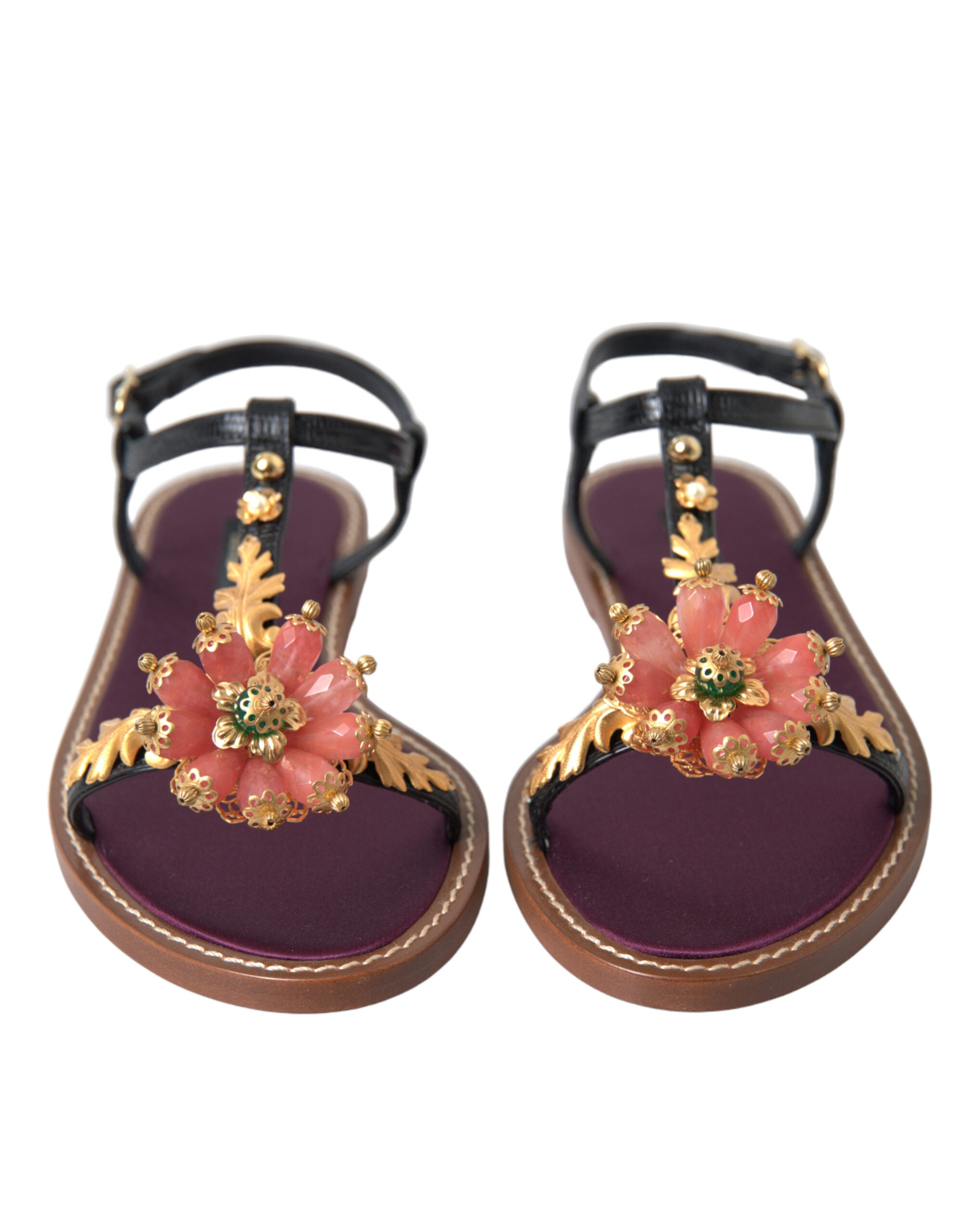 Sandales en cuir Dolce & Gabbana noires avec cristaux, détails en or, parfaites pour une occasion élégante.