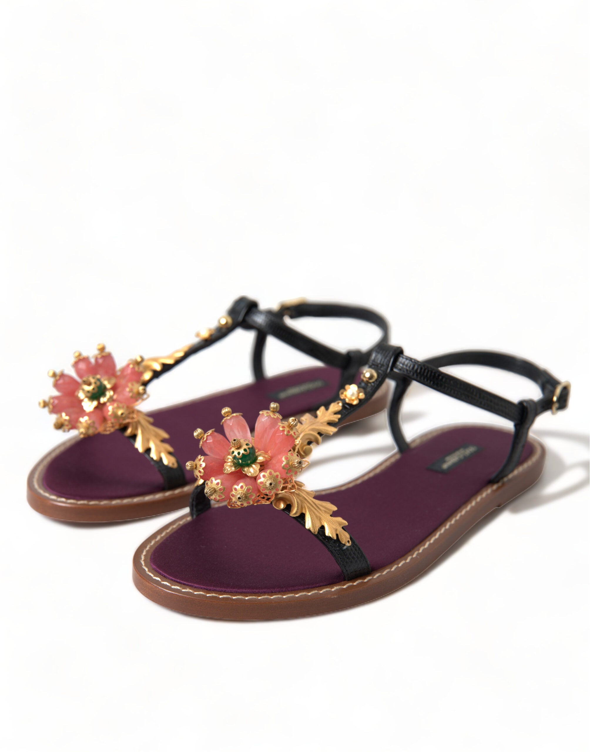 Sandales en cuir Dolce & Gabbana noires avec cristaux, détails dorés, élégantes chaussures à talons pour femme.