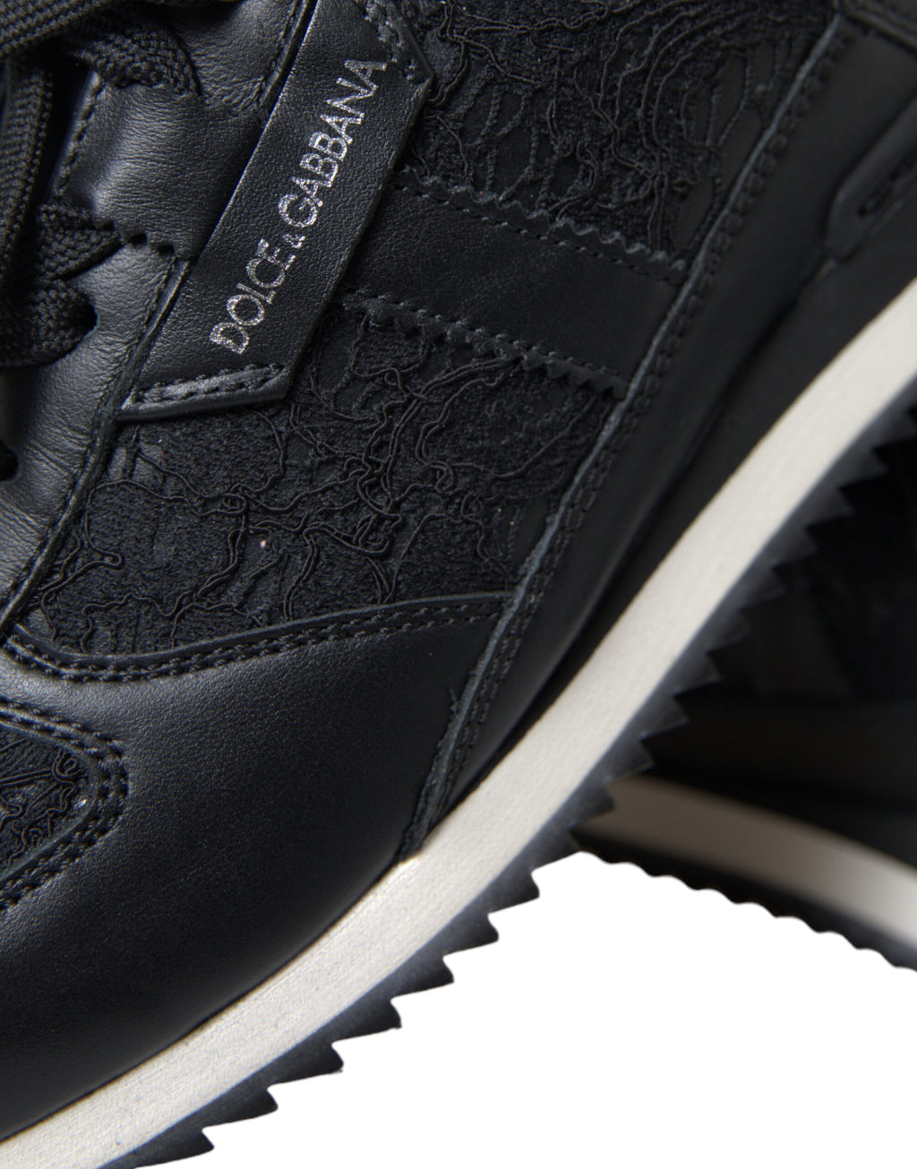 Chaussures sneakers en cuir noir Dolce & Gabbana avec dentelle florale, style élégant et sophistiqué, vue de face.