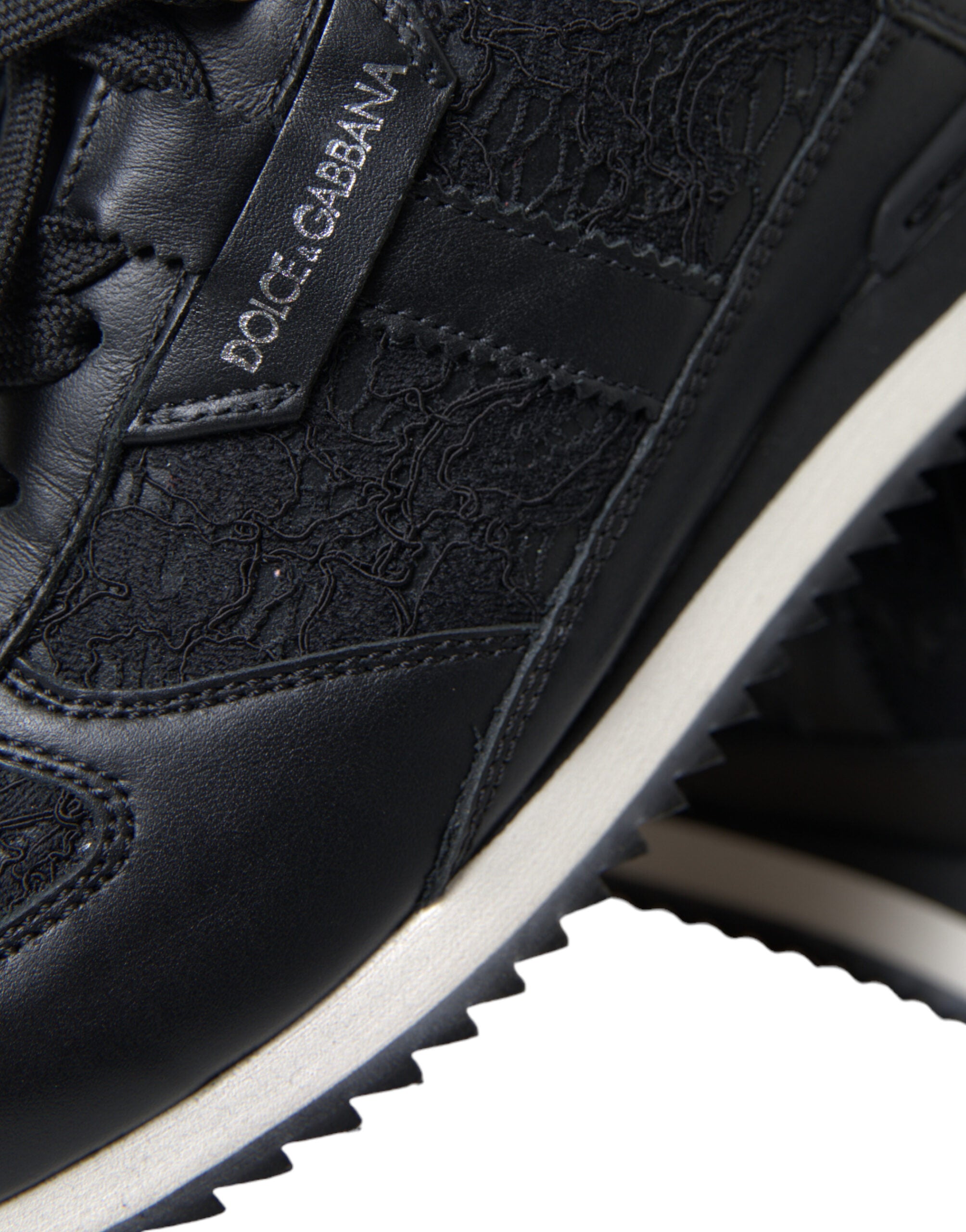 Chaussures sneakers en cuir noir Dolce & Gabbana avec dentelle florale, style élégant et sophistiqué, vue de face.