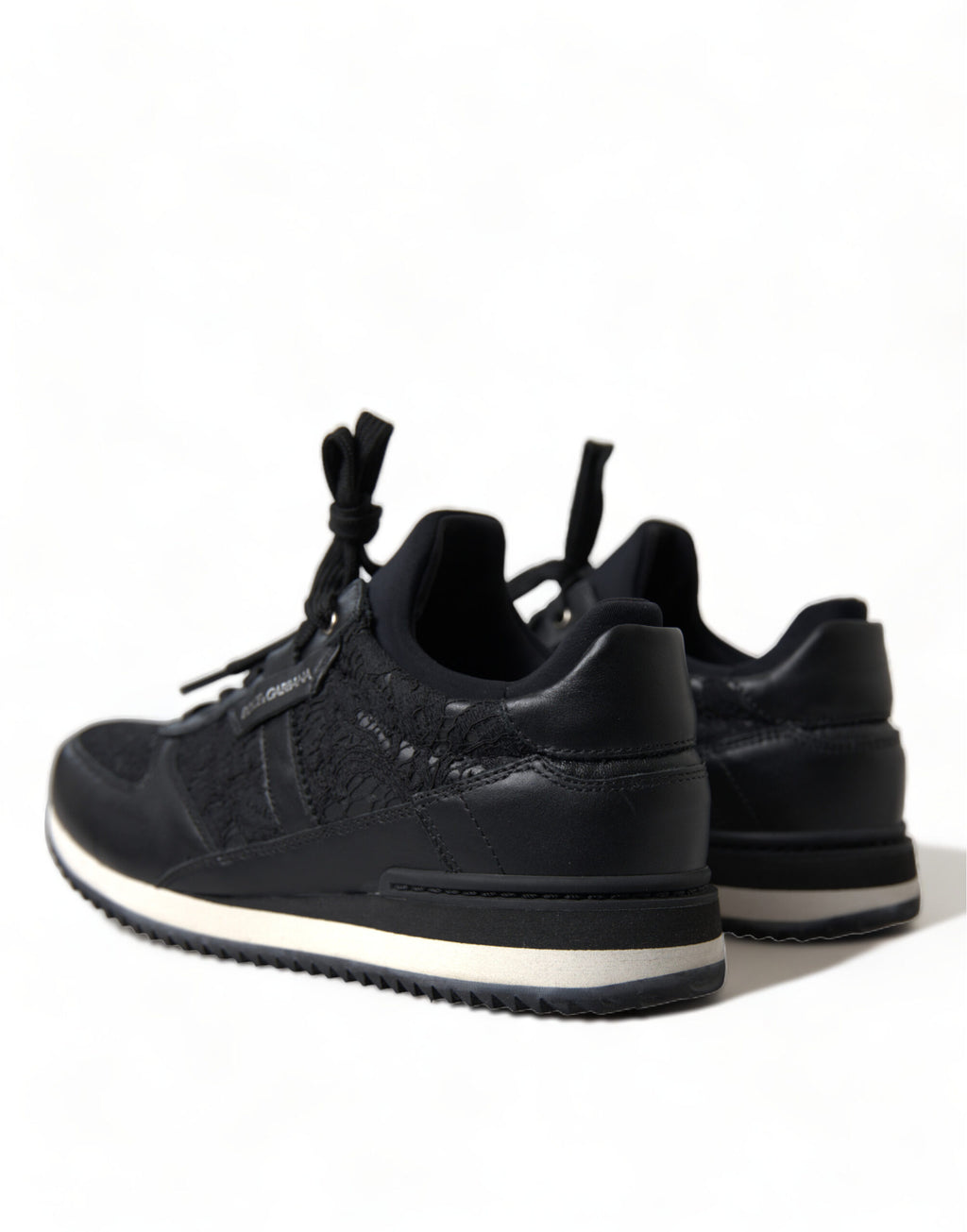 Chaussures sneakers en cuir noir avec dentelle florale Dolce & Gabbana, design élégant et détails raffinés.