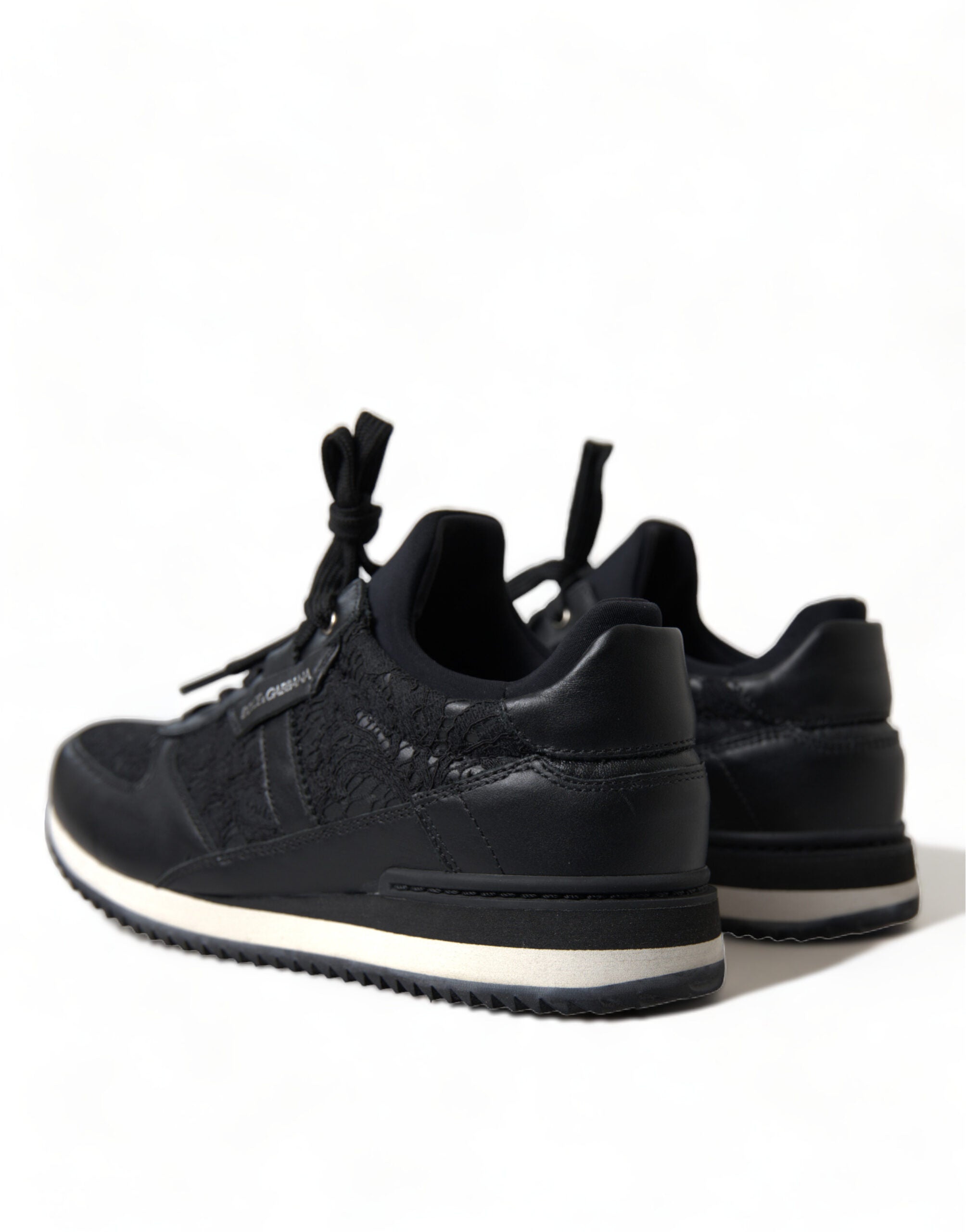 Chaussures sneakers en cuir noir avec dentelle florale Dolce & Gabbana, design élégant et détails raffinés.
