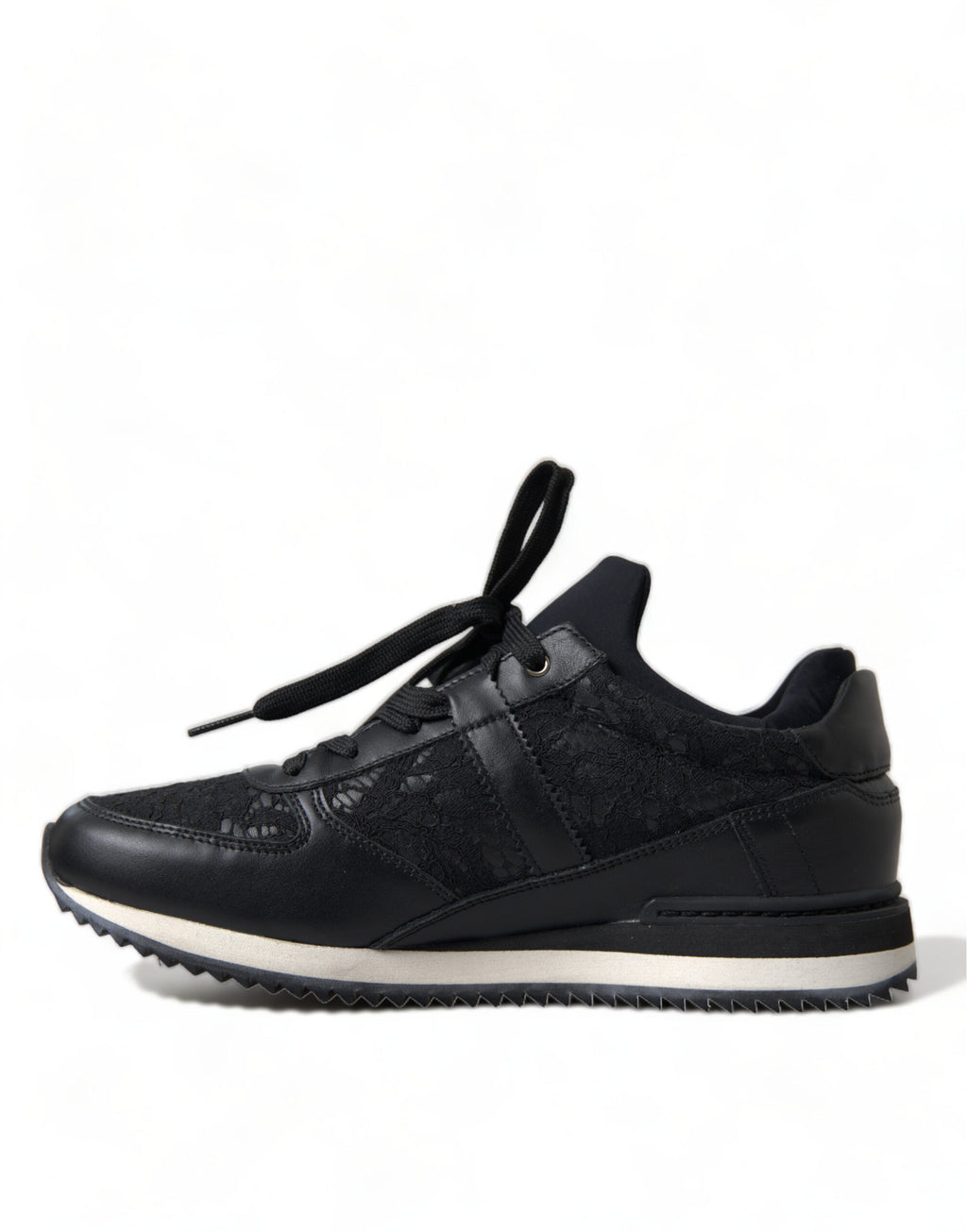 Chaussures sneakers en cuir noir avec dentelle florale Dolce & Gabbana, style élégant et féminin.