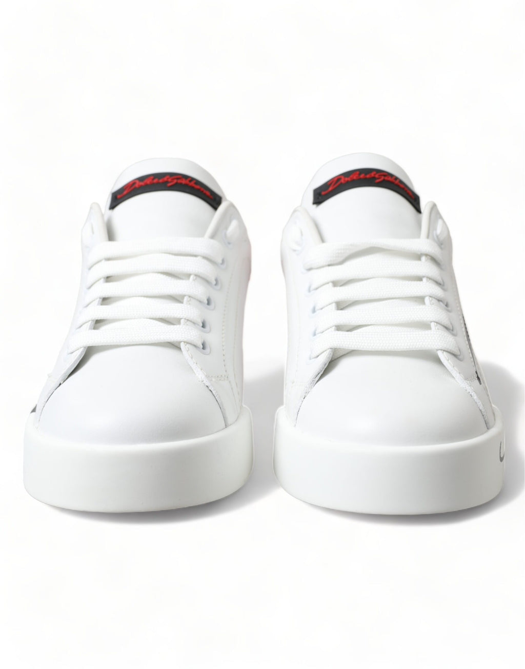 Chaussures de sport basses blanches et rouges Dolce & Gabbana pour femmes avec laçage, style élégant et décontracté.