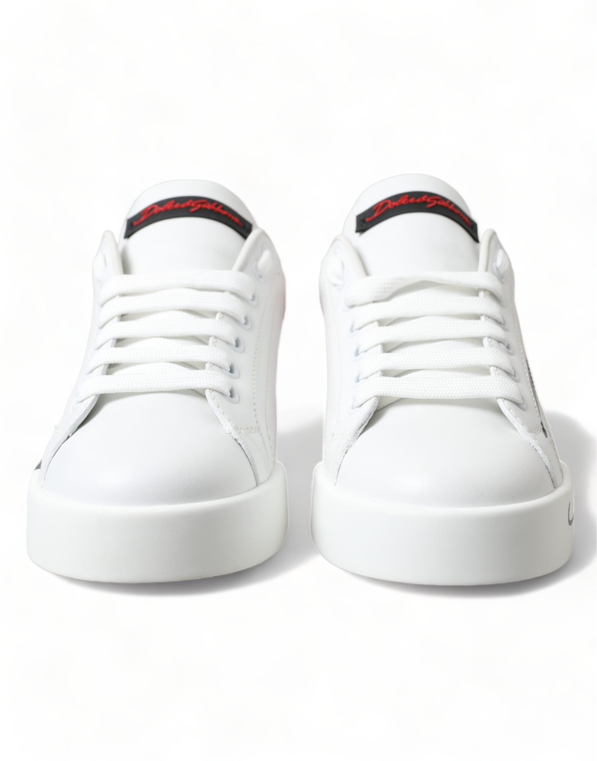 Chaussures de sport basses blanches et rouges Dolce & Gabbana pour femmes avec laçage, style élégant et décontracté.