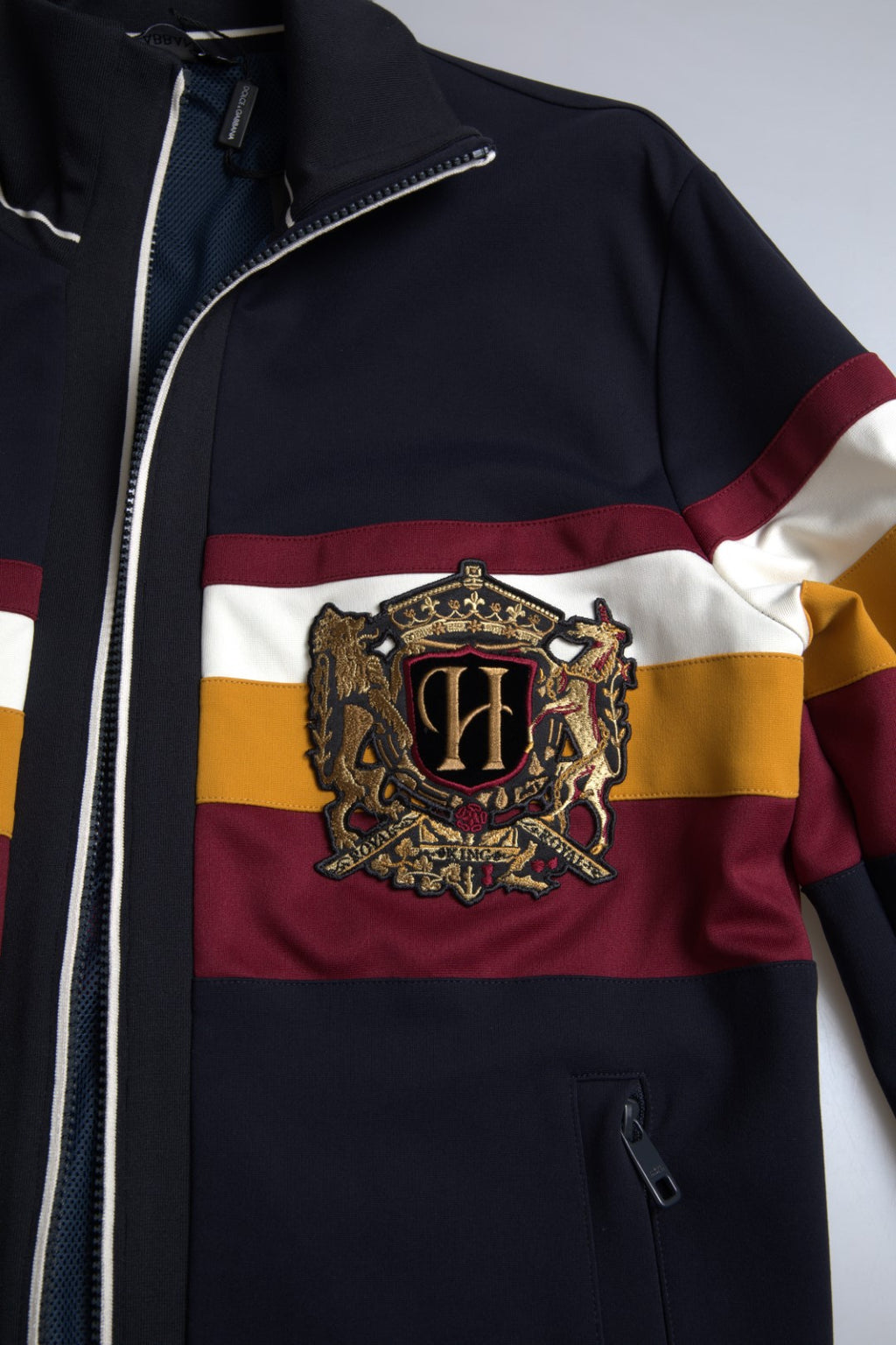 Cardigan bleu Dolce & Gabbana à fermeture éclair avec motif héraldique, manche longue et style élégant.