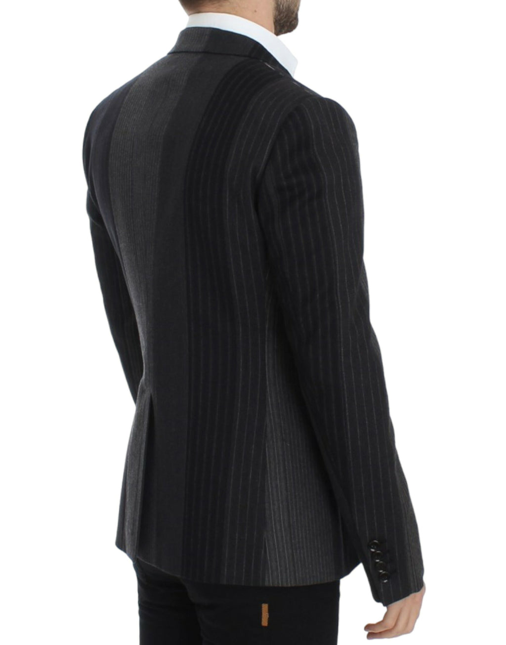 Blazer en laine gris à rayures de Dolce & Gabbana, coupe ajustée et élégante, porté sur un mannequin.