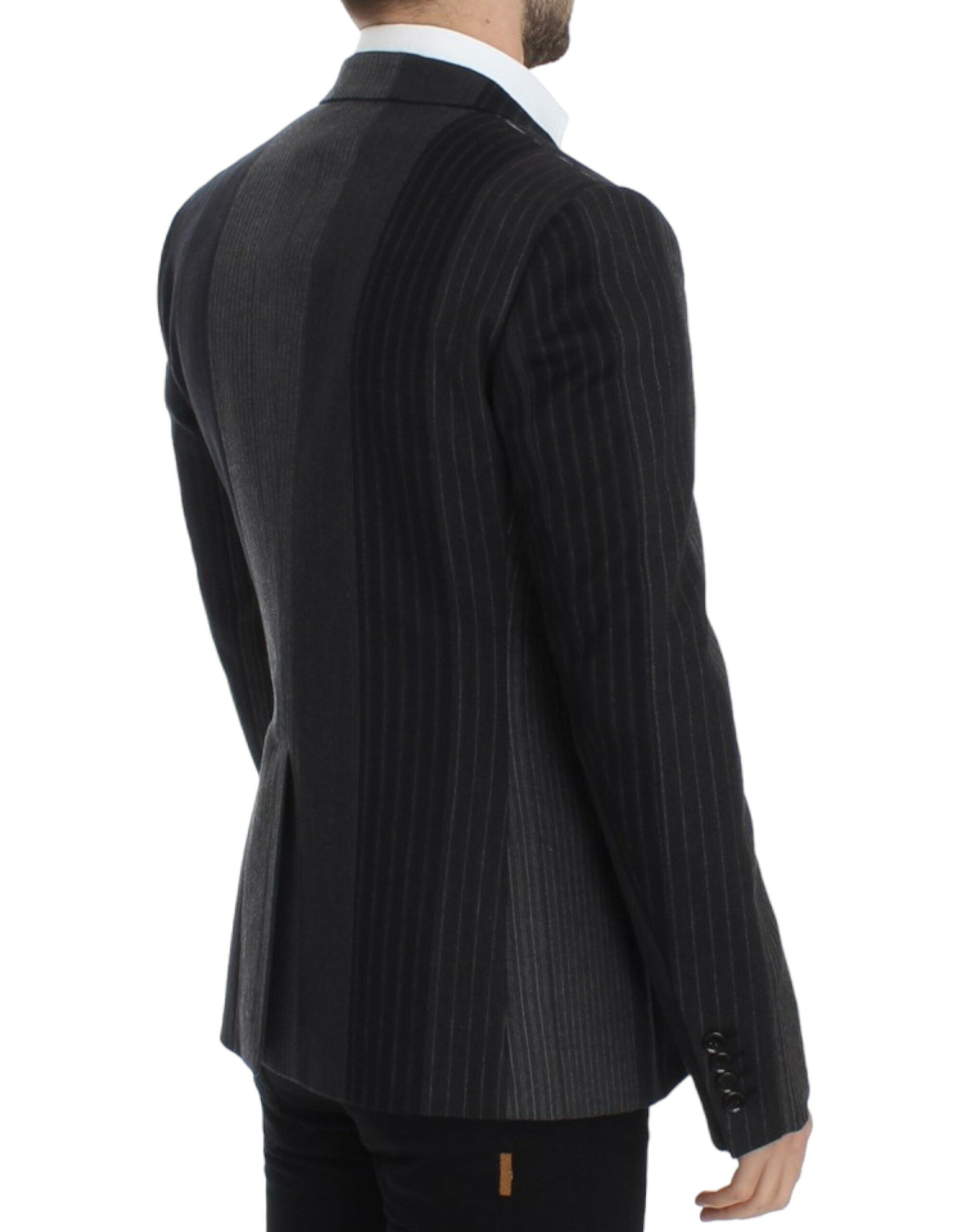 Blazer en laine gris à rayures de Dolce & Gabbana, coupe ajustée et élégante, porté sur un mannequin.