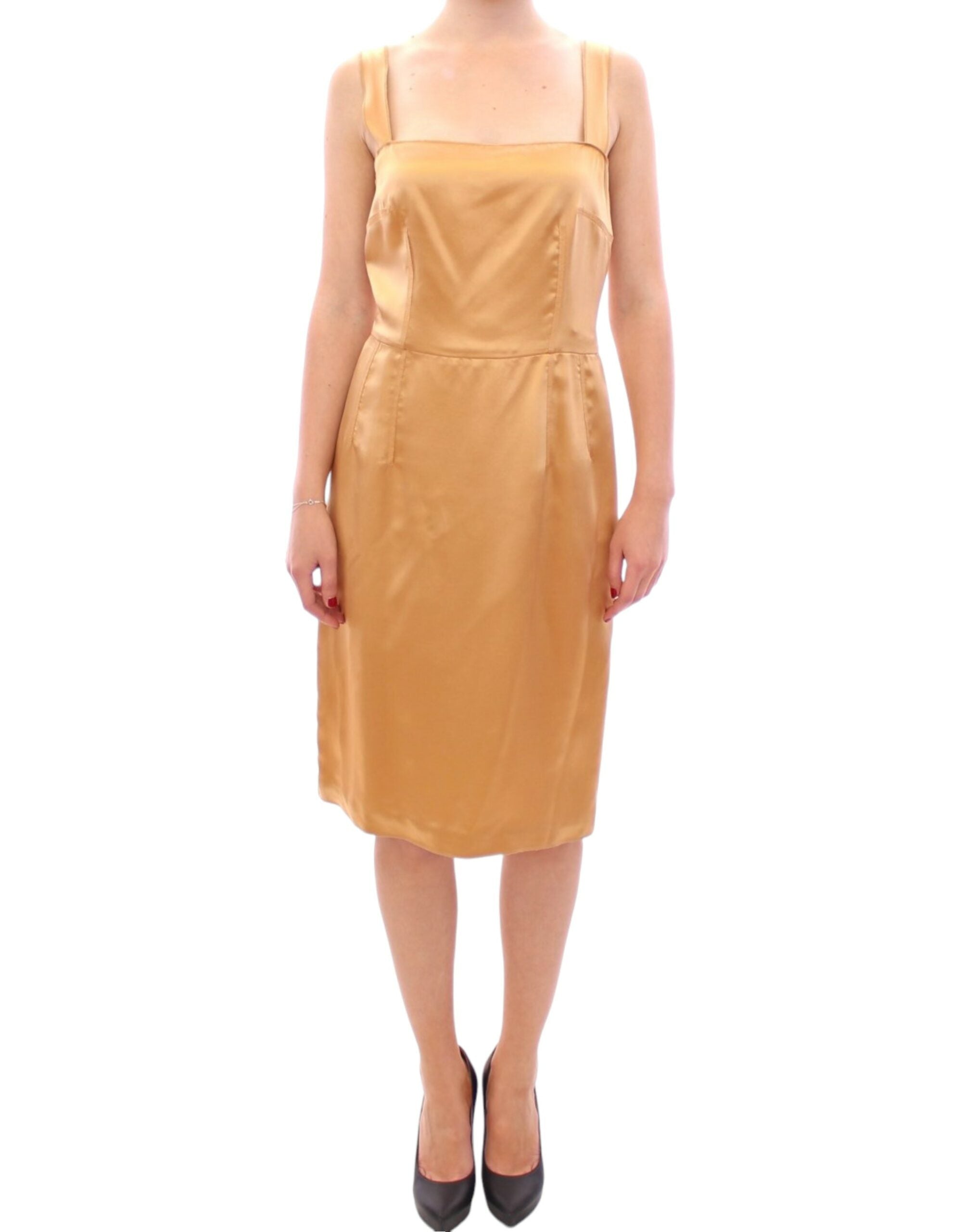 Robe en soie bronze de la marque Dolce & Gabbana, coupe ajustée et élégante, portée sur un mannequin.