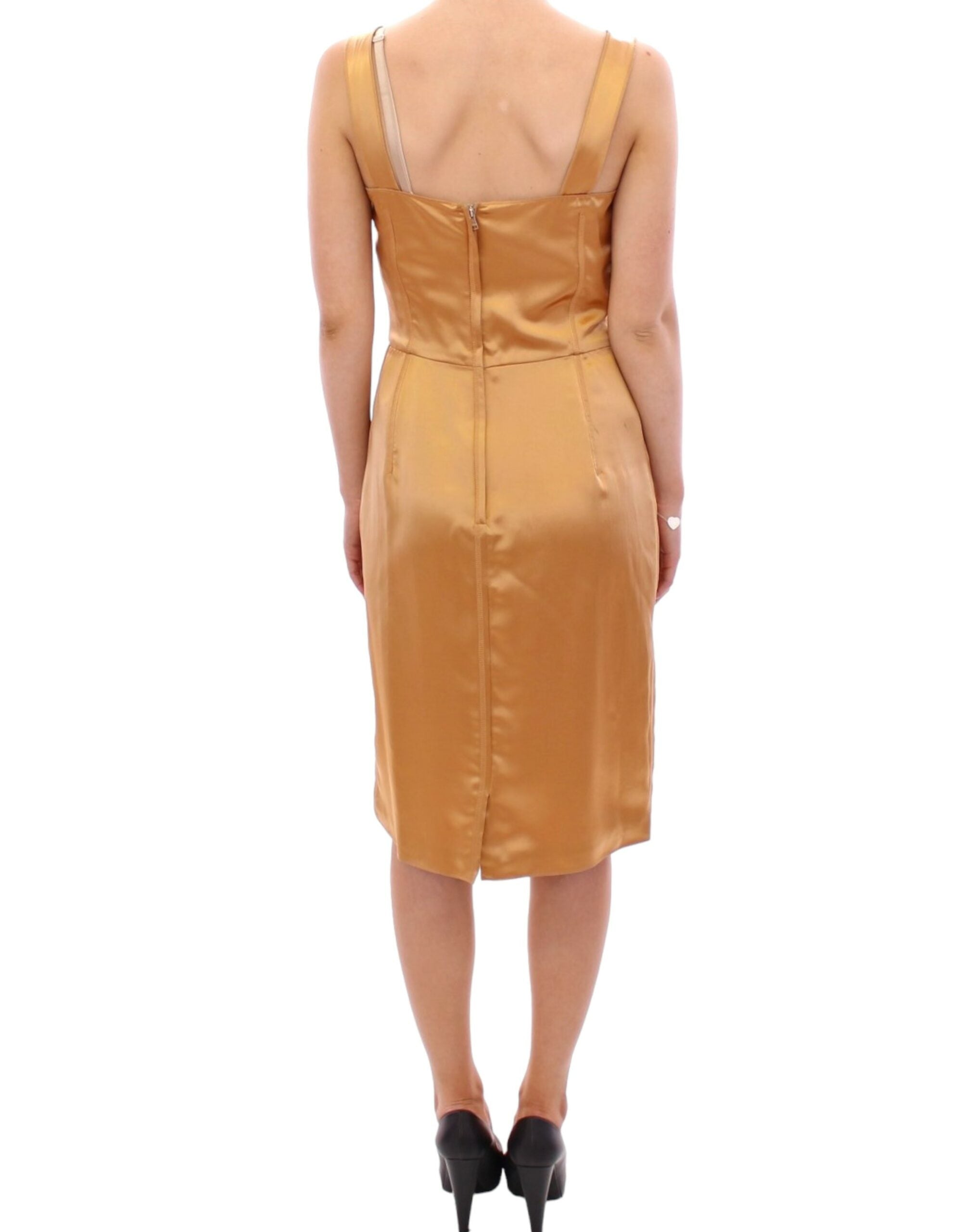 Robe droite en soie bronze Dolce & Gabbana, élégante et sophistiquée, visible avec détails raffinés dans l’image.