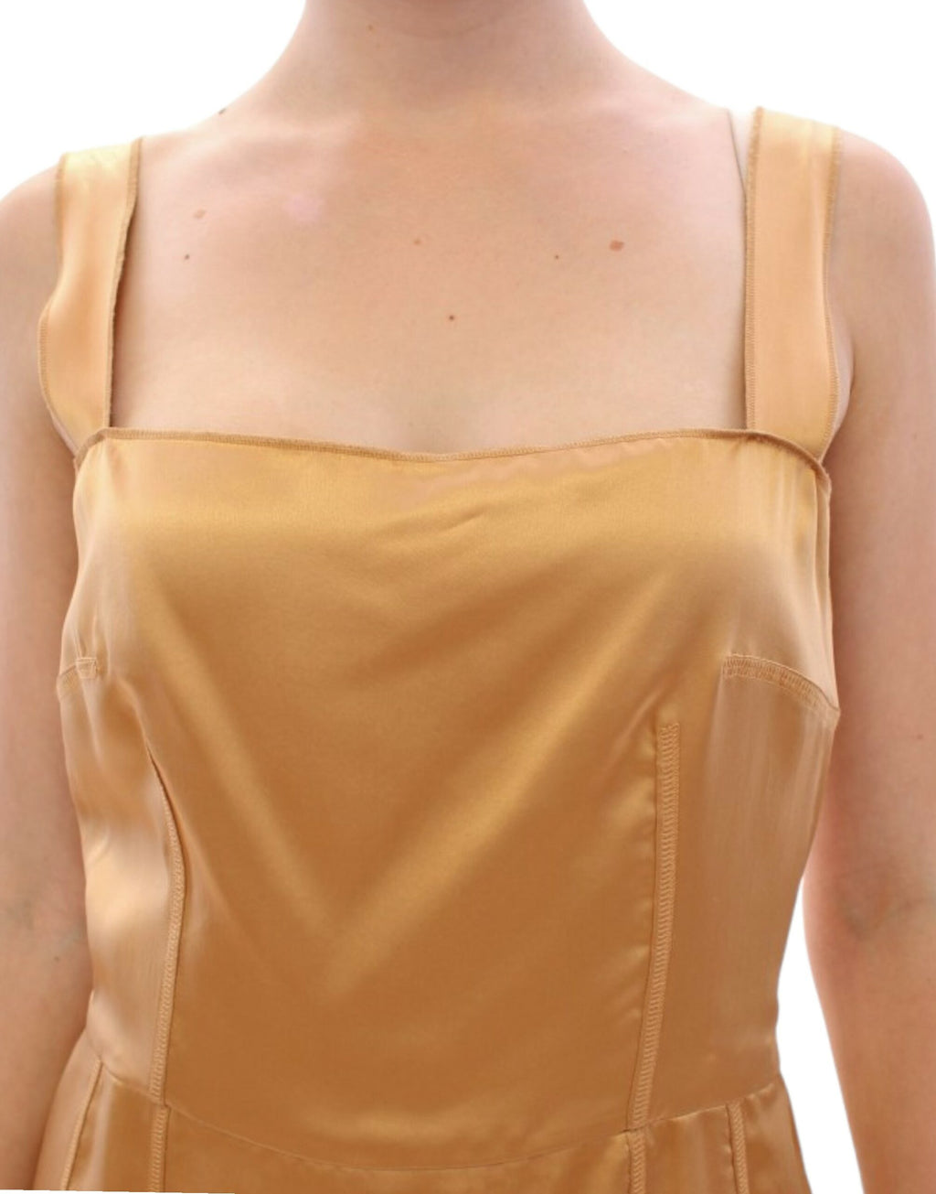 Robe en soie bronze de Dolce & Gabbana, robe ajustée élégante avec finition raffinée, vue de face sur le mannequin.