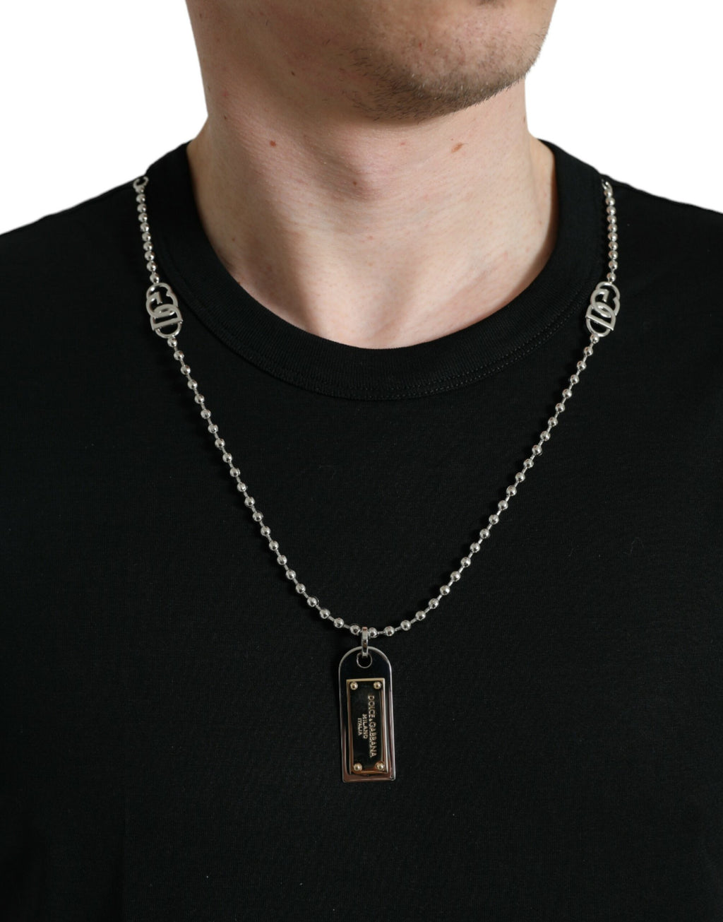 T-shirt noir en coton Dolce & Gabbana avec col rond et plaque en forme de chien pour homme, détail élégant et moderne.