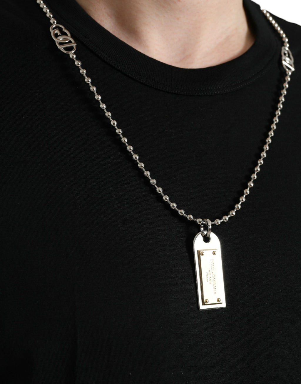 T-shirt noir en coton Dolce & Gabbana avec col rond et pendentif chien en métal, mode élégante pour homme.