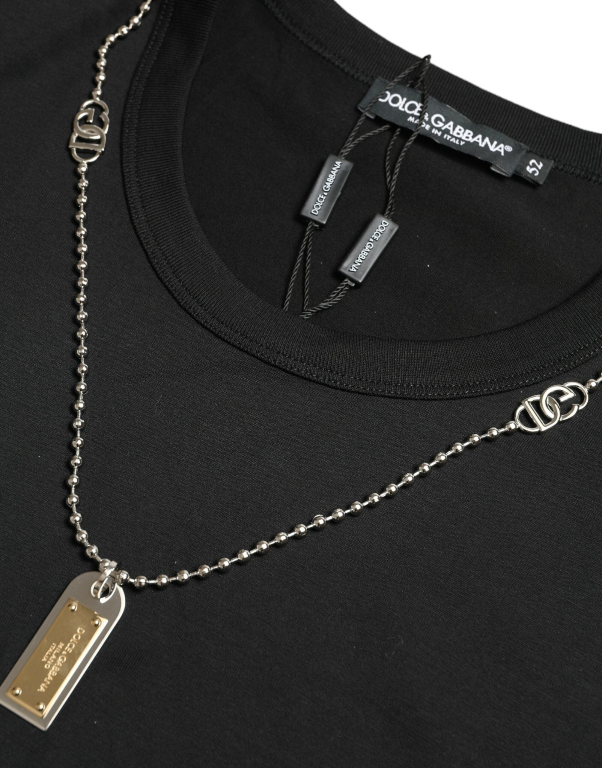 T-shirt noir en coton Dolce & Gabbana avec col rond et pendentif chien en métal visible sur le devant.