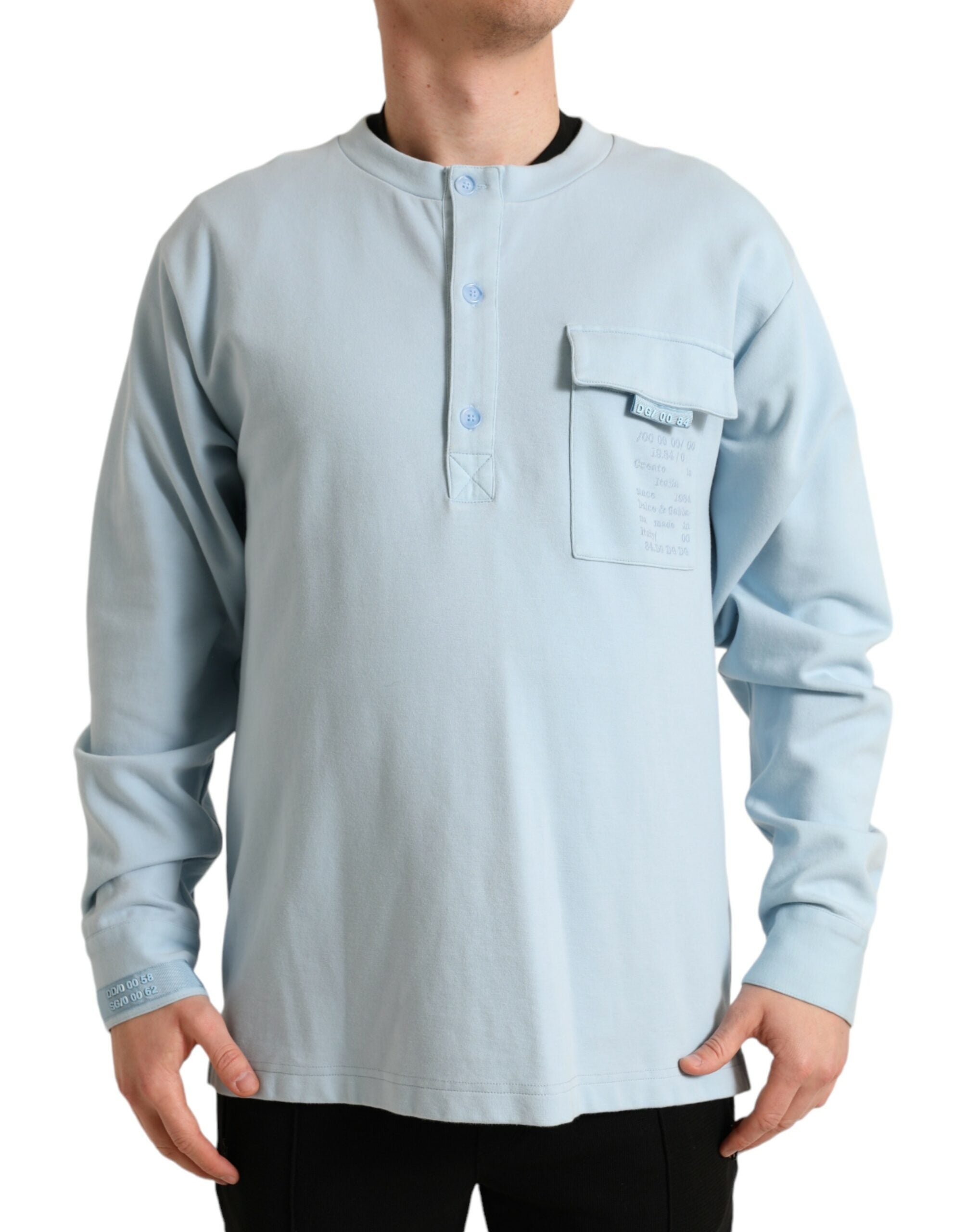 Pull en coton Dolce & Gabbana Light Blue à boutons, pull-over élégant avec col ras du cou, porté sur mannequin.