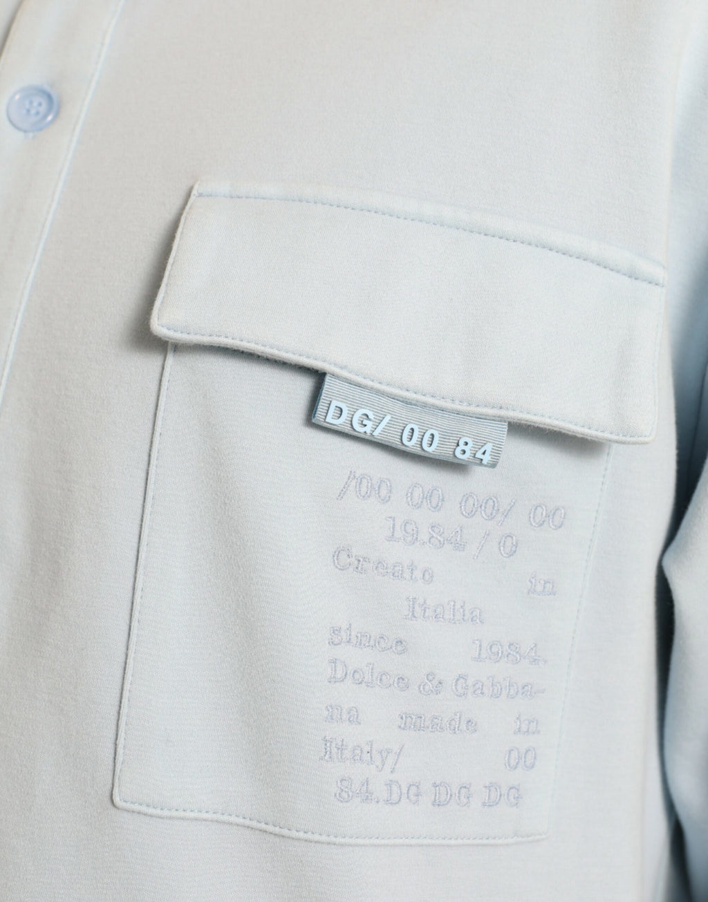 Pull en coton Dolce & Gabbana Light Blue avec boutons, couleur bleu clair, vue de devant sur le mannequin.