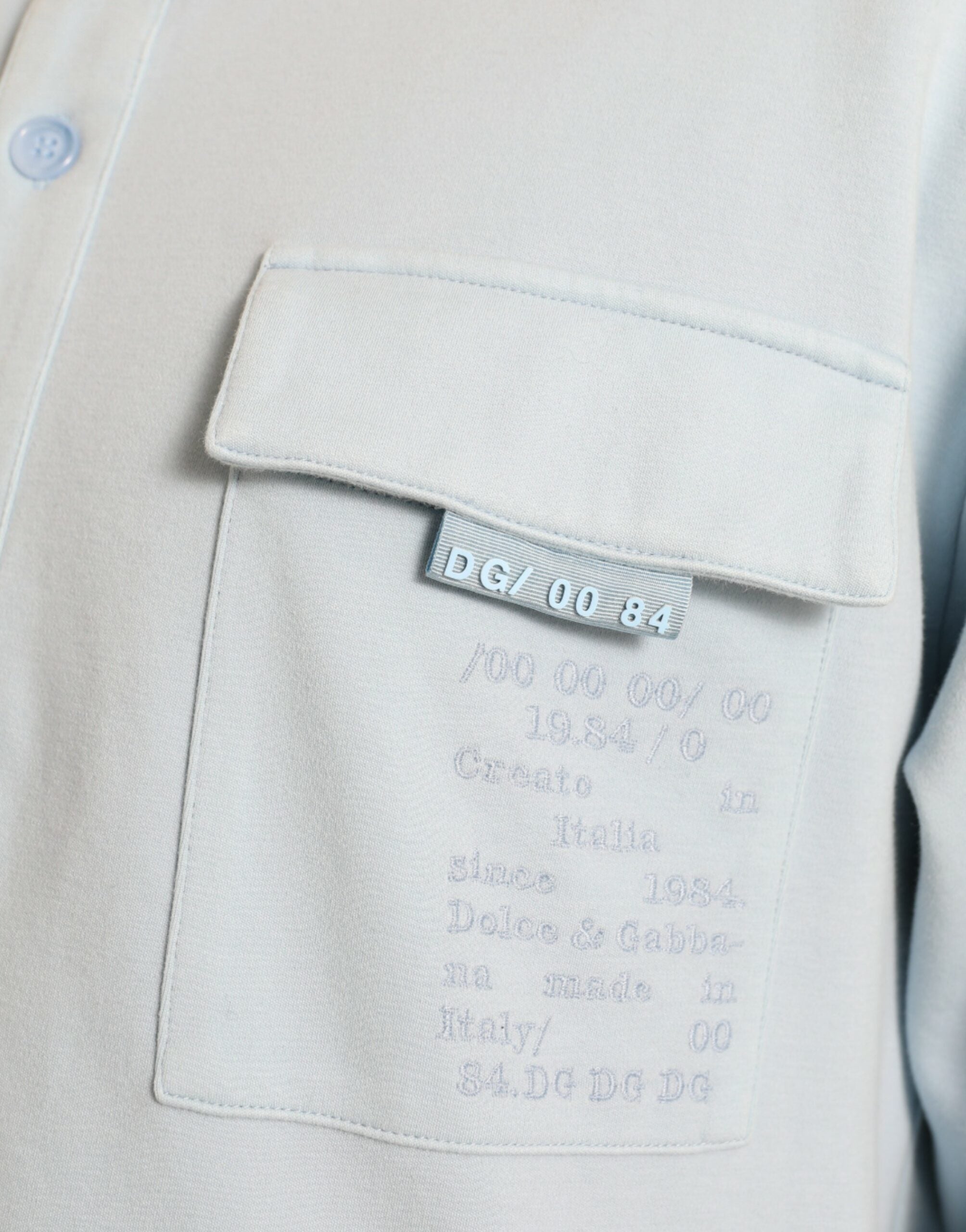 Pull en coton Dolce & Gabbana Light Blue avec boutons, couleur bleu clair, vue de devant sur le mannequin.