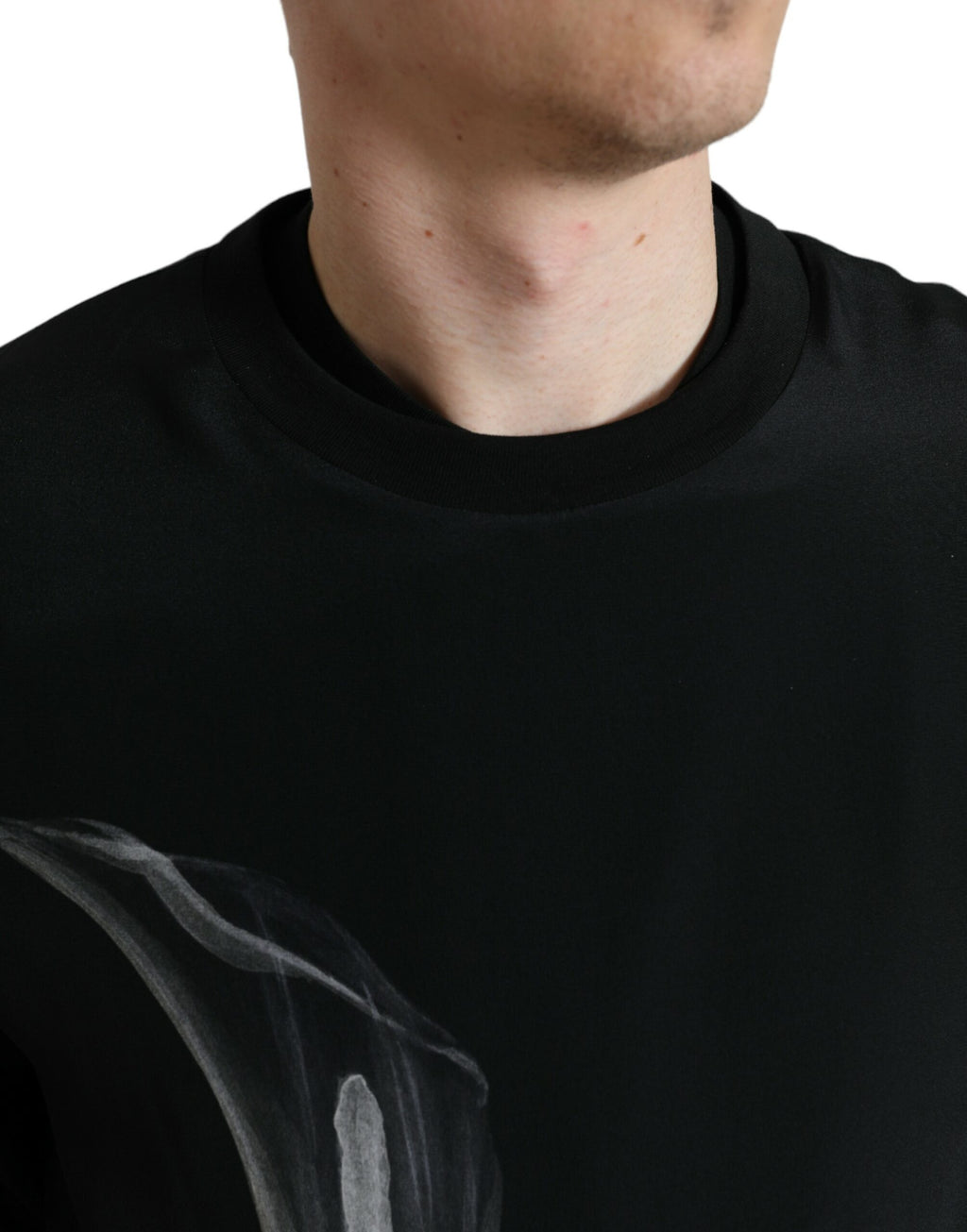 Pull-over Dolce & Gabbana en maille noire avec motif floral, col ras du cou et style élégant.