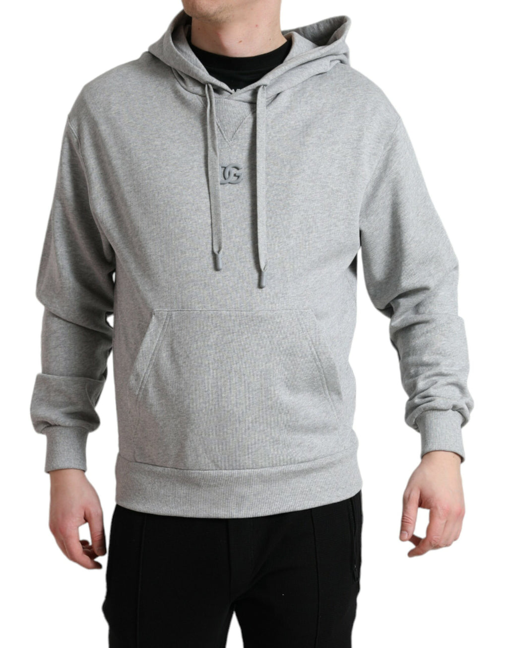 Sweat-shirt à capuche gris en coton Dolce & Gabbana avec logo, porté sur mannequin, détails visibles.
