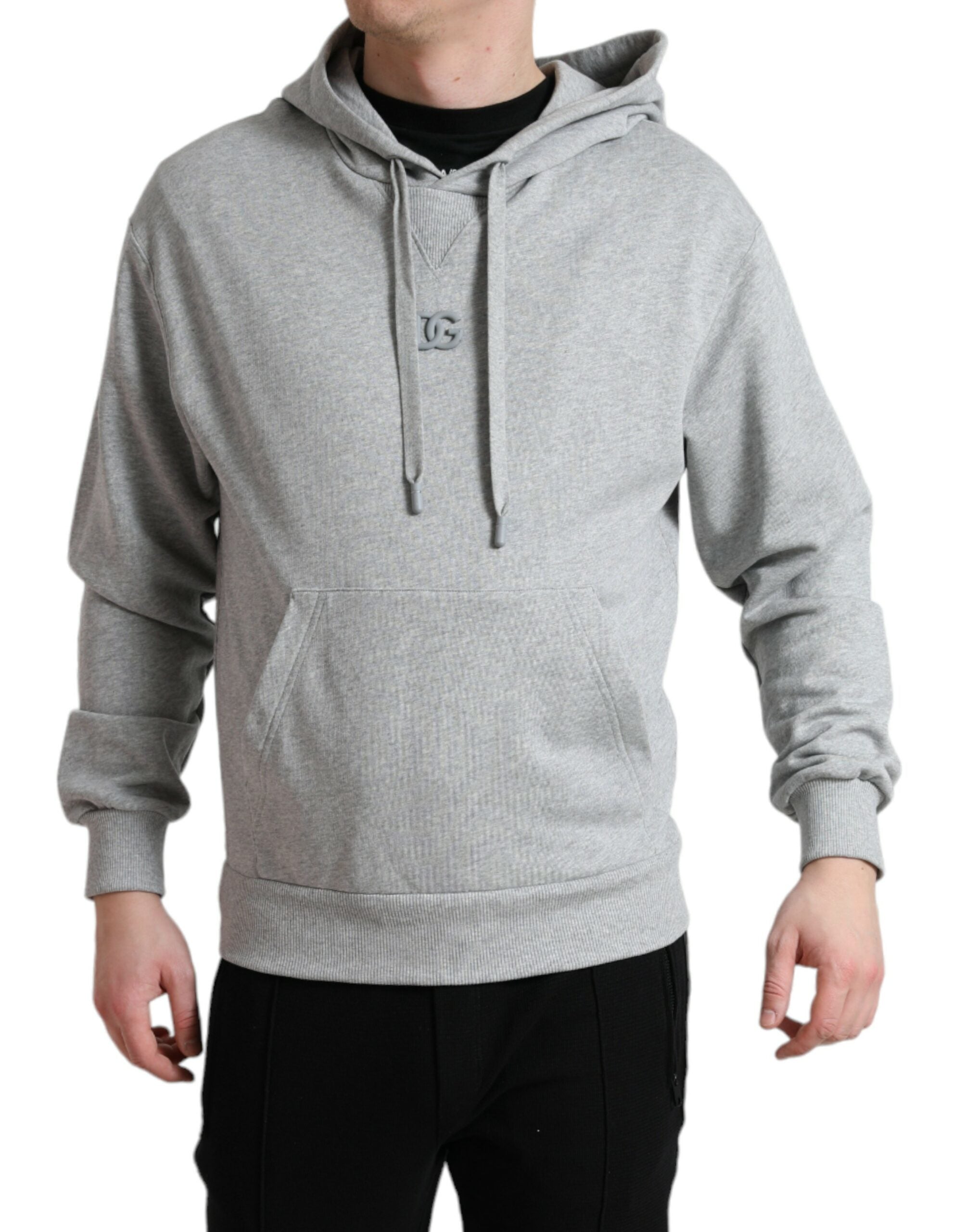 Sweat-shirt à capuche gris en coton Dolce & Gabbana avec logo, porté sur mannequin, détails visibles.