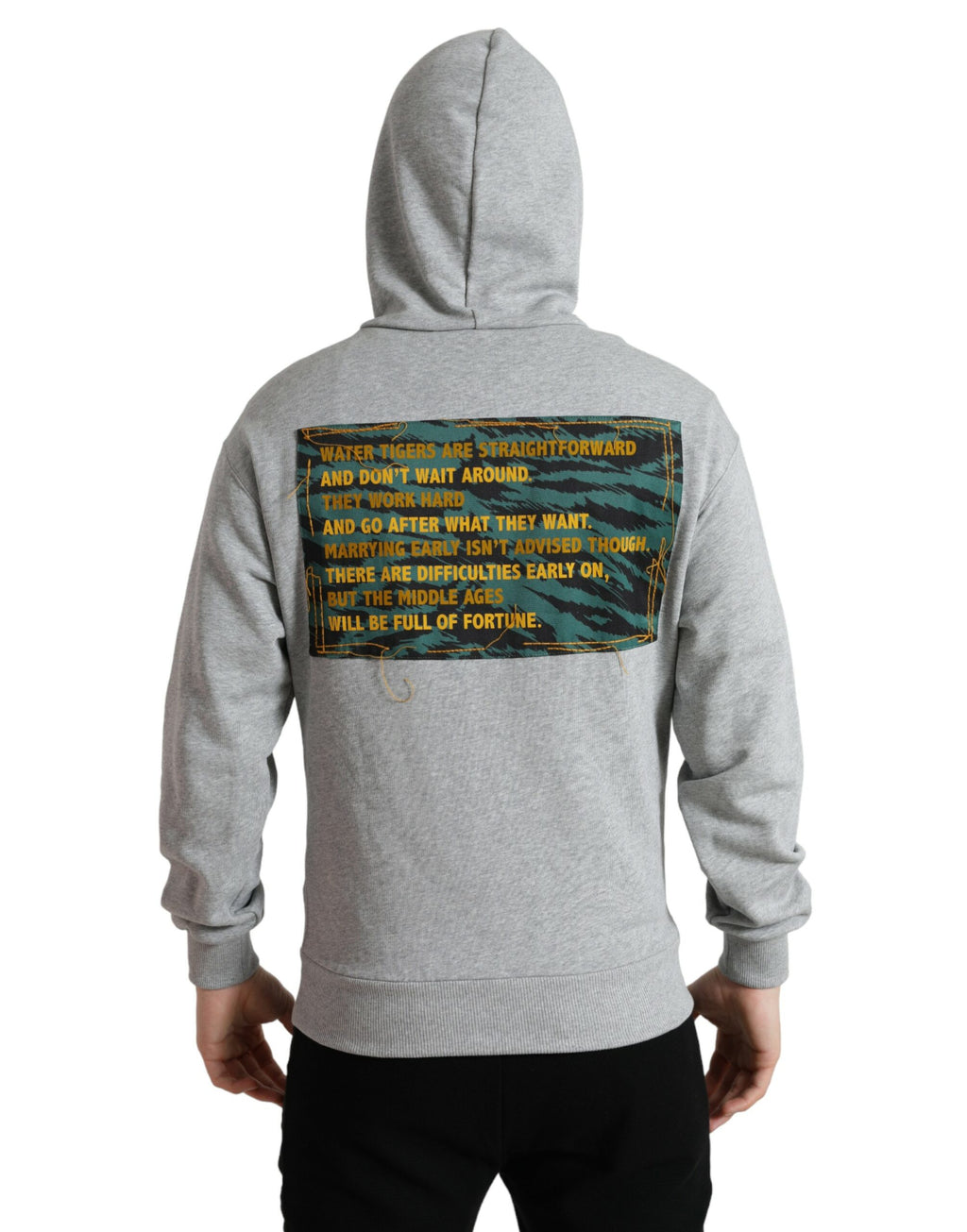 Sweat à capuche gris en coton Dolce & Gabbana avec logo, décontracté et confortable, visible avec détails du tissu et du logo sur le devant.