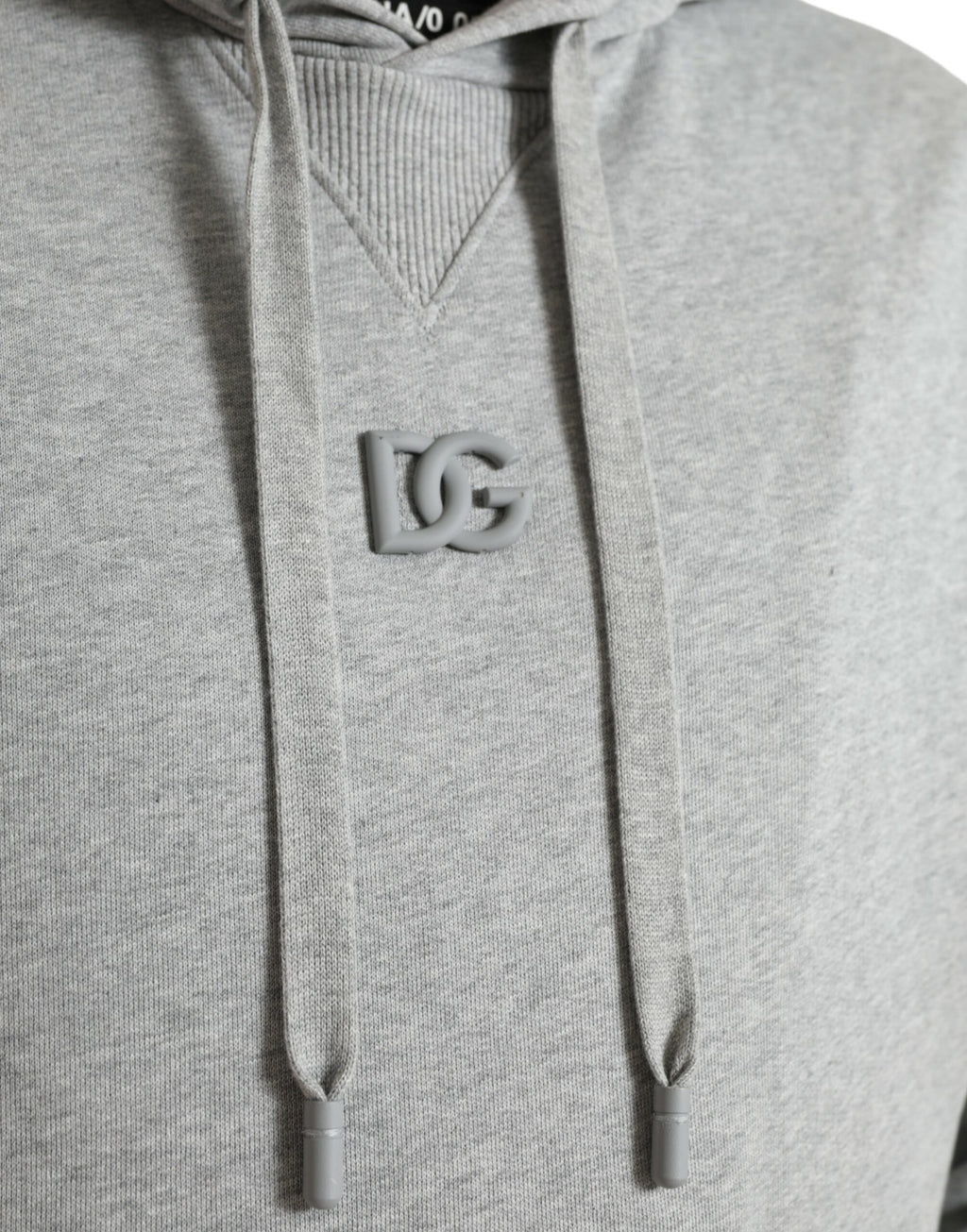 Sweat à capuche en coton gris Dolce & Gabbana avec logo, style décontracté et confortable, visible en détail sur l'image.