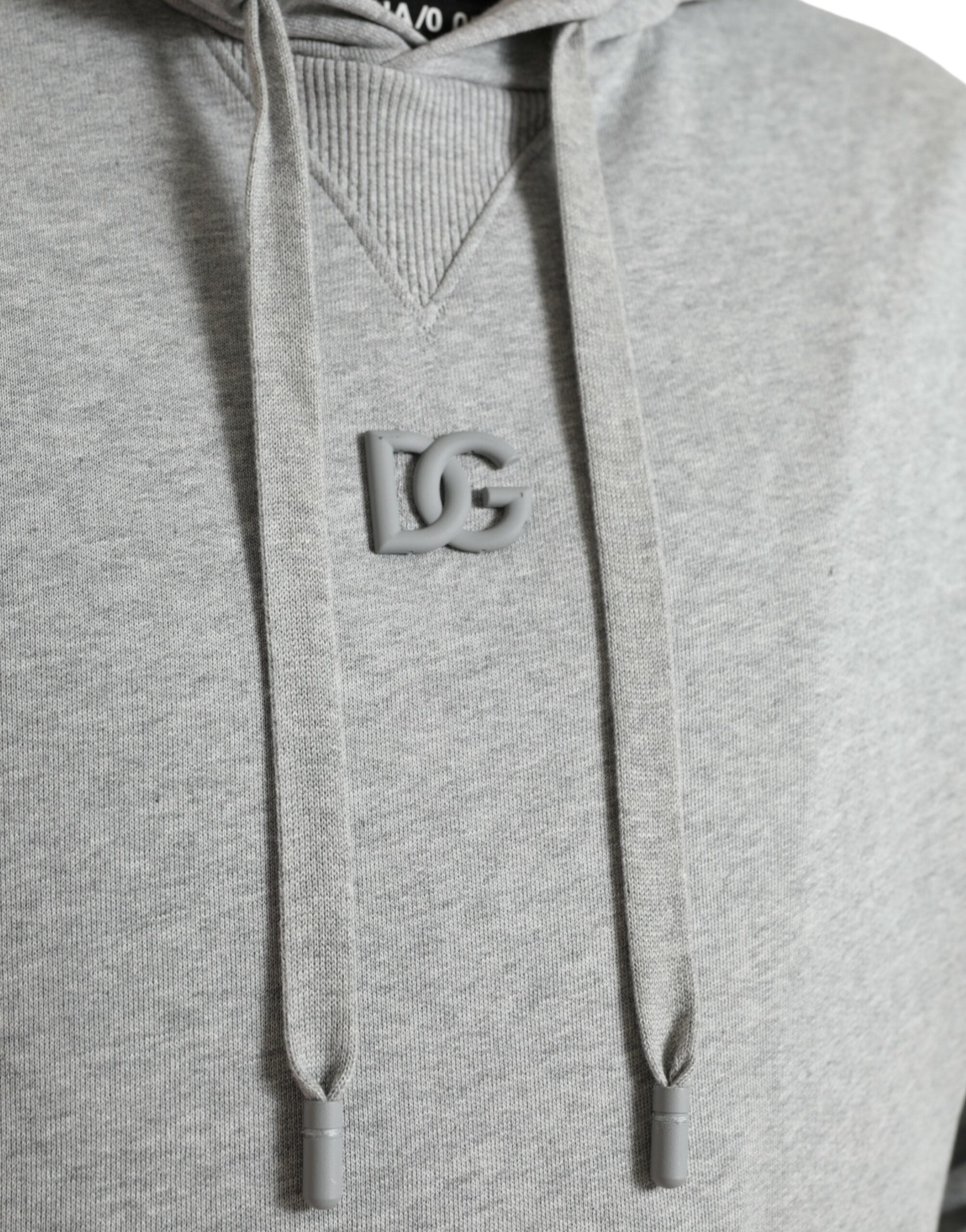 Sweat à capuche en coton gris Dolce & Gabbana avec logo, style décontracté et confortable, visible en détail sur l'image.