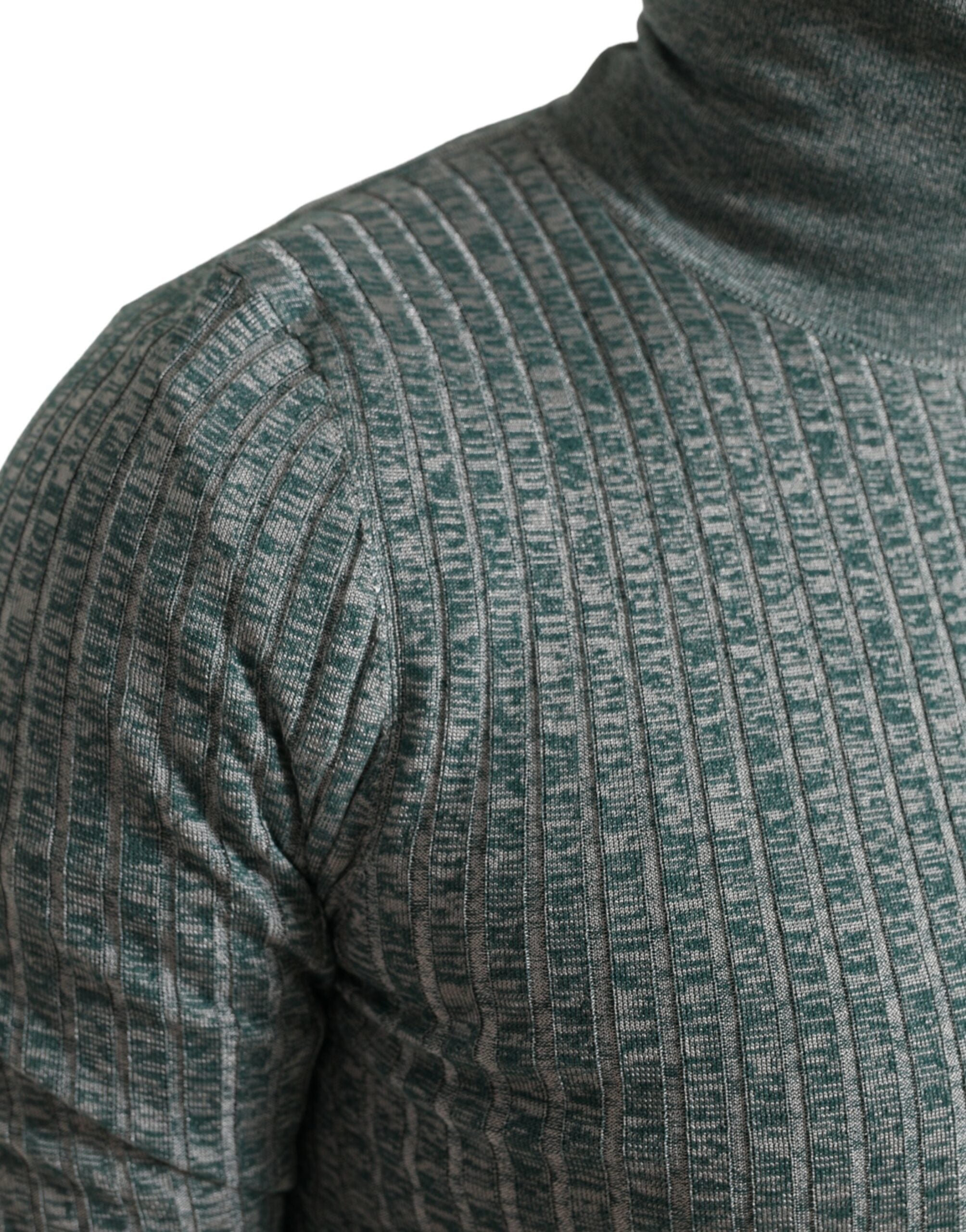 Pull-over vert en polyester Dolce & Gabbana à col roulé, vue de face, détail du haut du pull.
