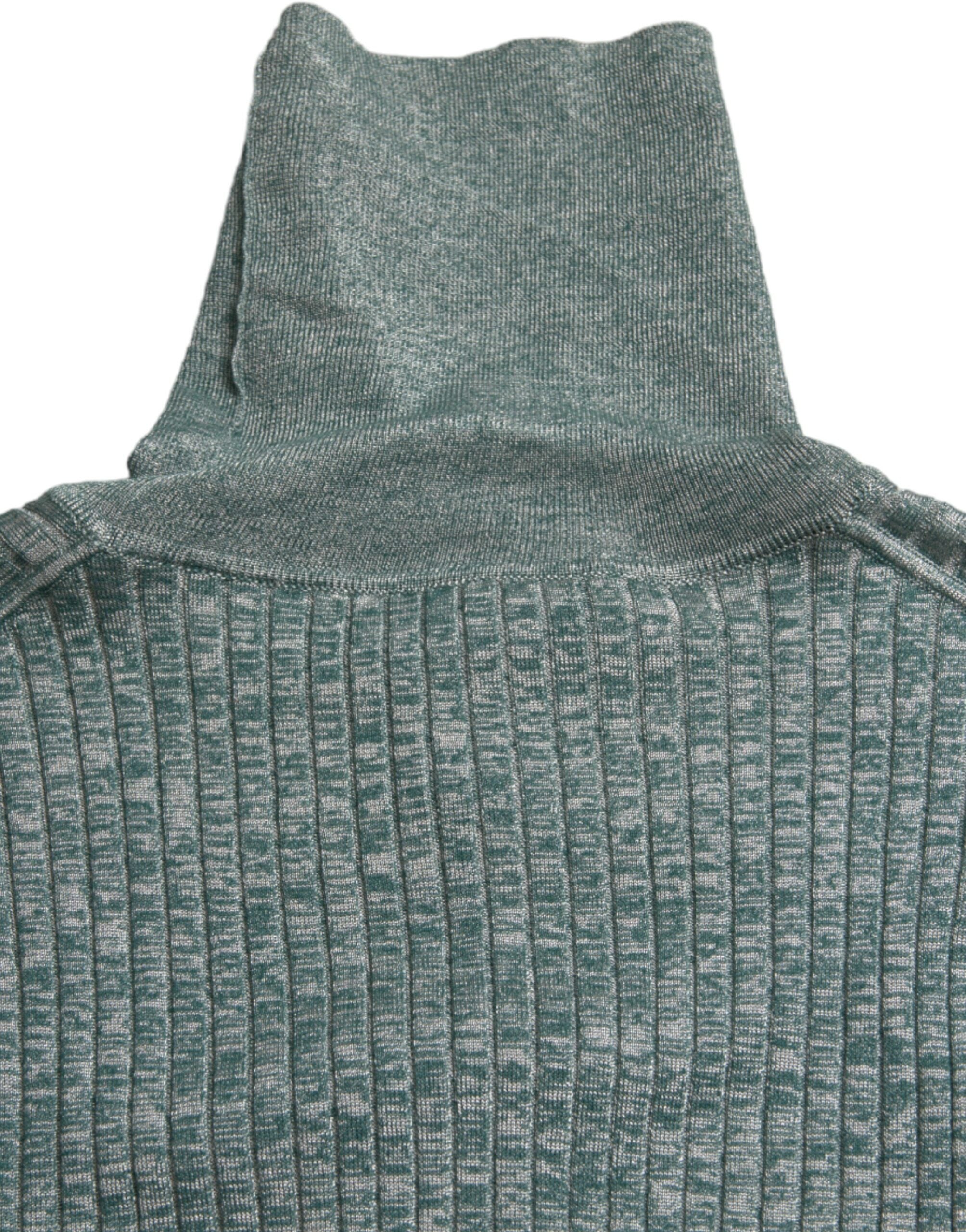 Pull à col roulé en polyester vert Dolce & Gabbana, vue de face, détails du tissu et de la coupe visible.