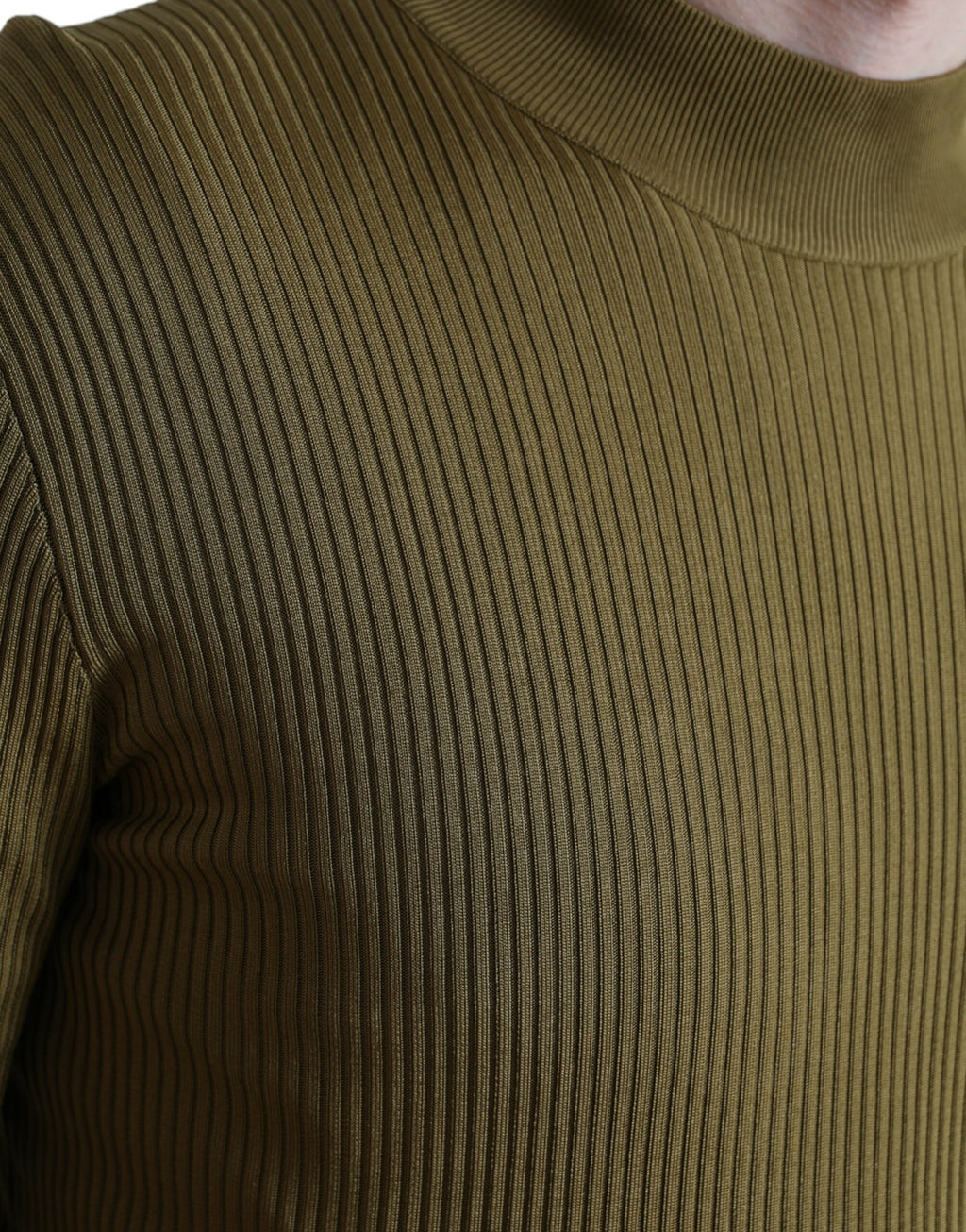 Pull-over en viscose vert armée de Dolce & Gabbana, col rond, style décontracté et moderne, porté sur un mannequin.