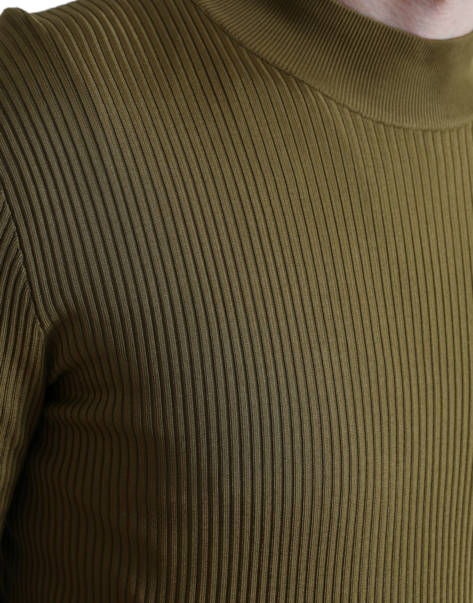 Pull-over en viscose vert armée de Dolce & Gabbana, col rond, style décontracté et moderne, porté sur un mannequin.