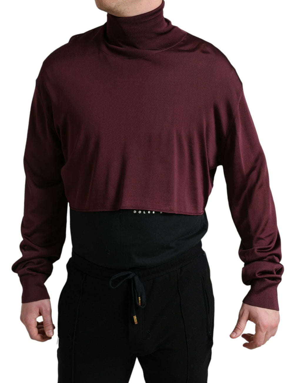 Pull en viscose bordeaux Dolce & Gabbana à col roulé, pull-over élégant avec coupe classique et douceur visible dans l'image.