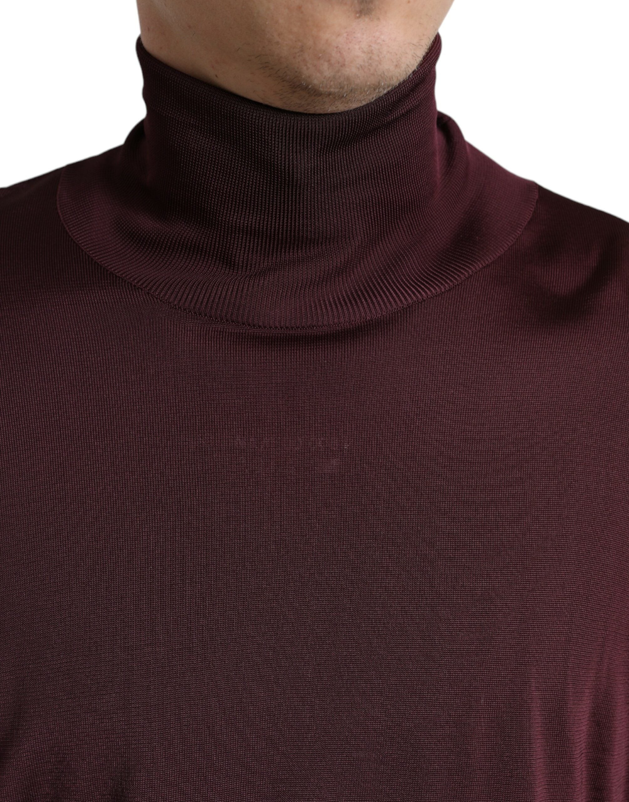 Pull en laine viscose bordeaux Dolce & Gabbana à col roulé, vue de face, détails du tissu et coupe élégante visible.