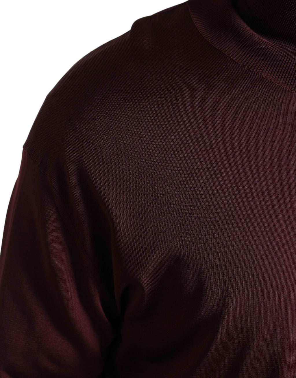 Pull en viscose bordeaux Dolce & Gabbana à col roulé, pull-over élégant avec coupe classique et texture douce visible.