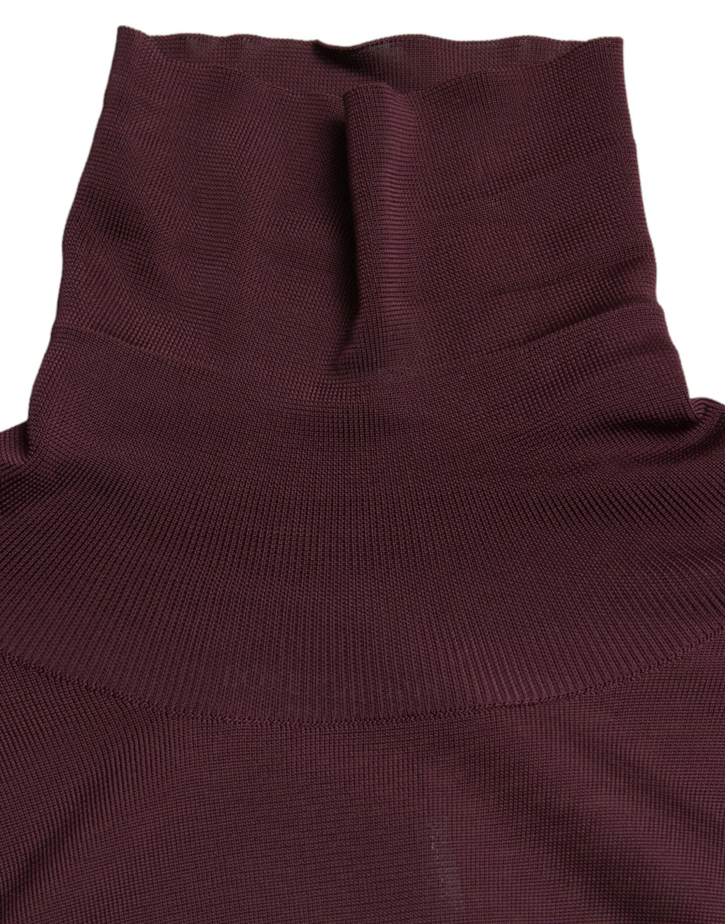Pull en viscose bordeaux Dolce & Gabbana à col roulé, vue de face sur un mannequin.