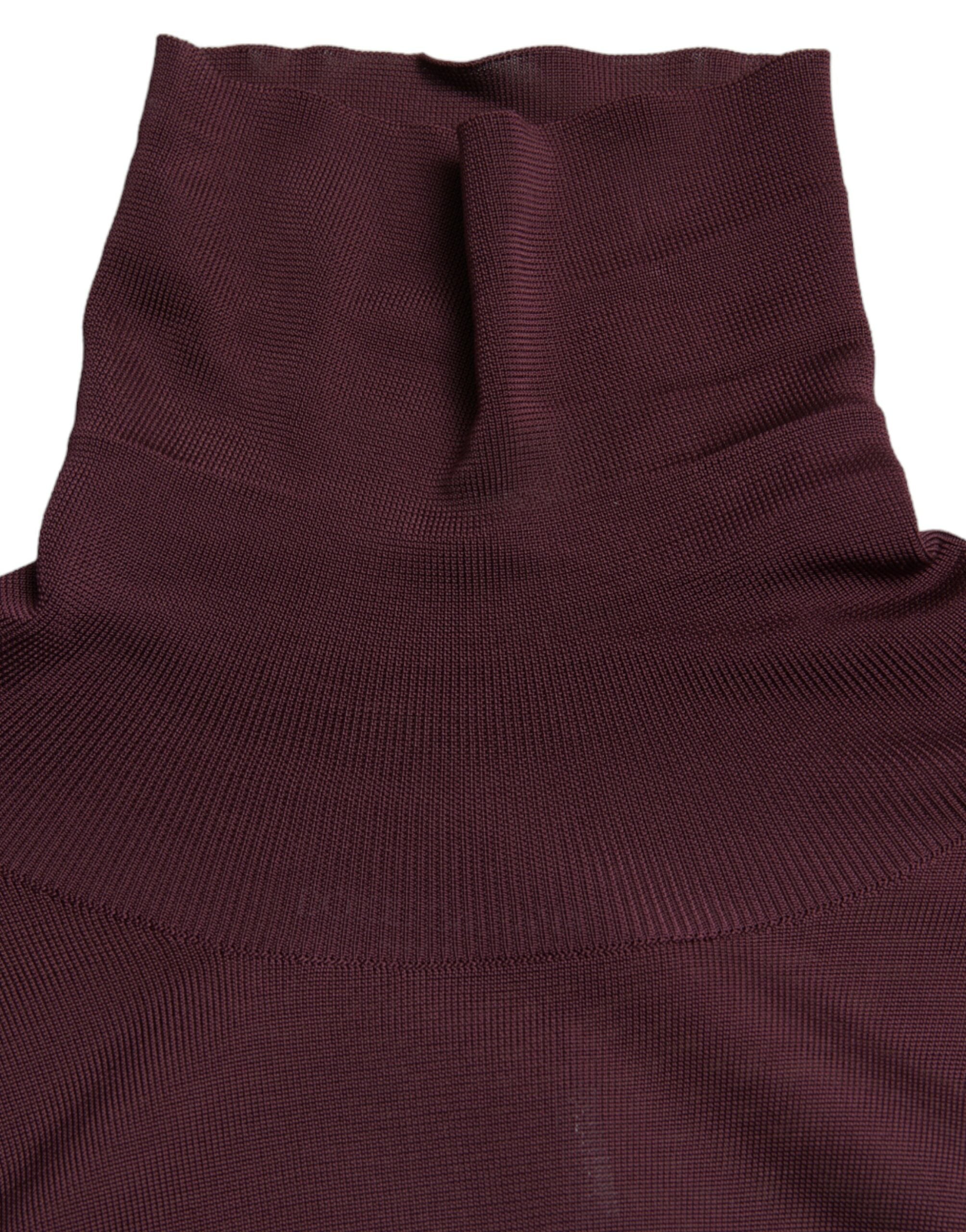 Pull en viscose bordeaux Dolce & Gabbana à col roulé, vue de face sur un mannequin.