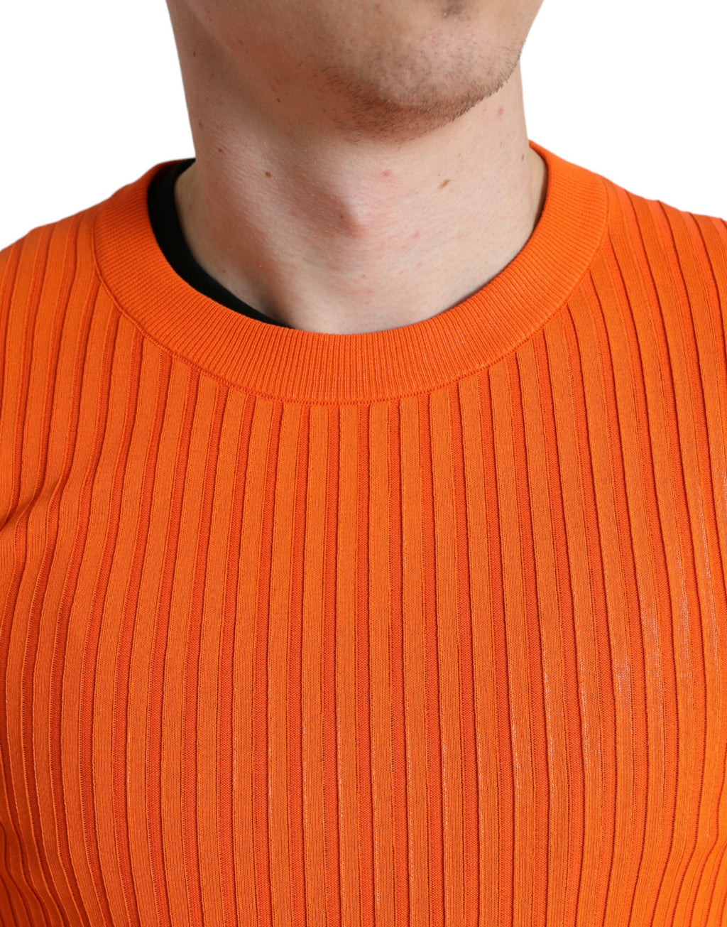 Pull homme Dolce & Gabbana en maille orange à col rond, détail tricoté, style élégant et moderne.