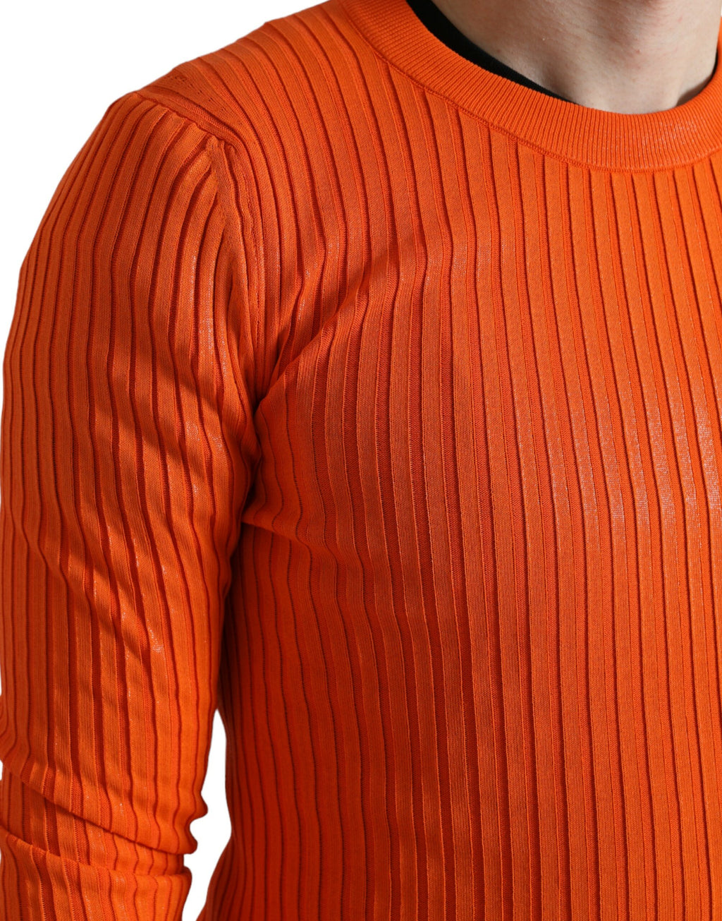 Pull-over homme Dolce & Gabbana en maille orange avec col rond, douceur et style élégant visible sur le pull.