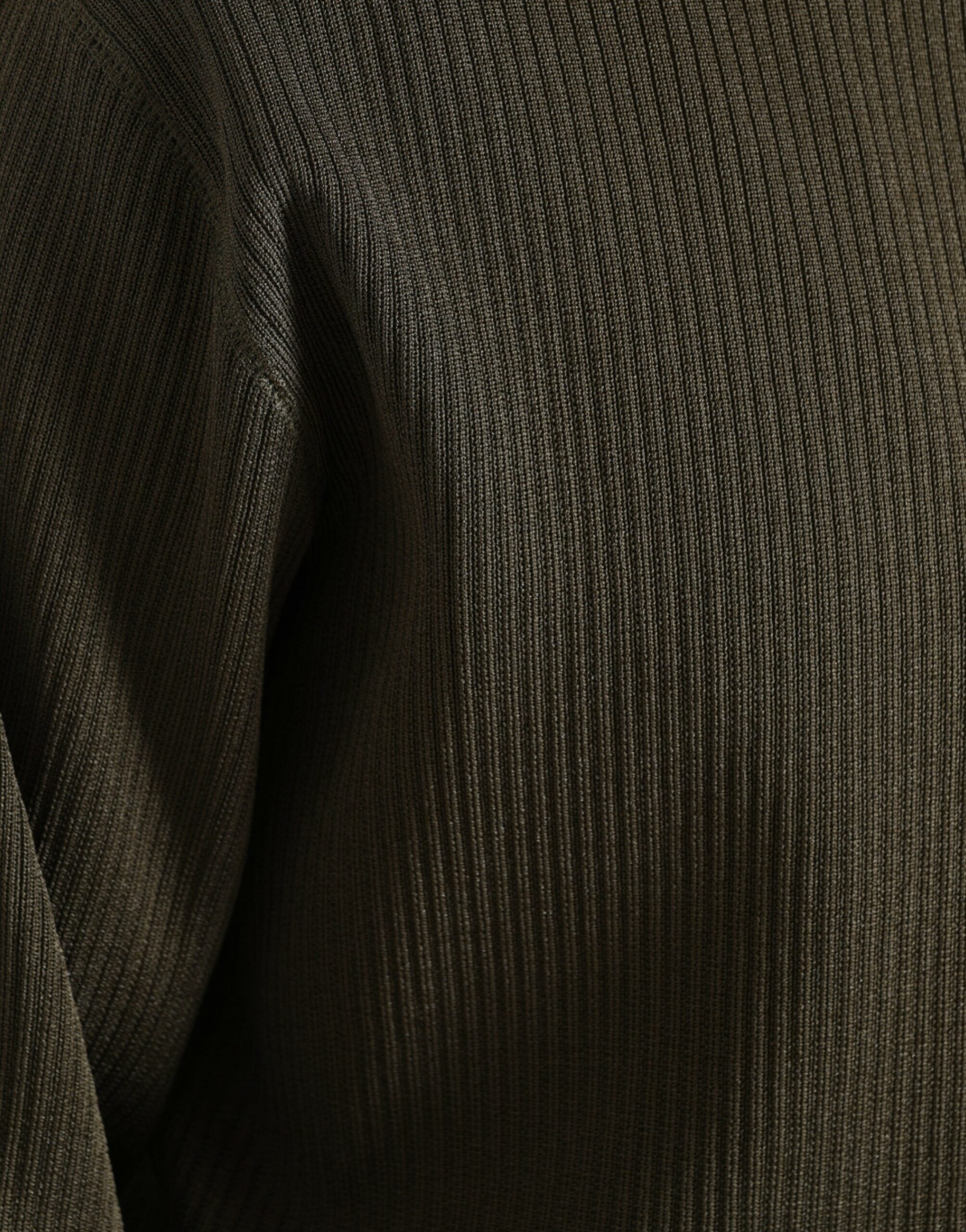 Pull homme en viscose vert Dolce & Gabbana avec col rond, finition élégante et style sophistiqué.