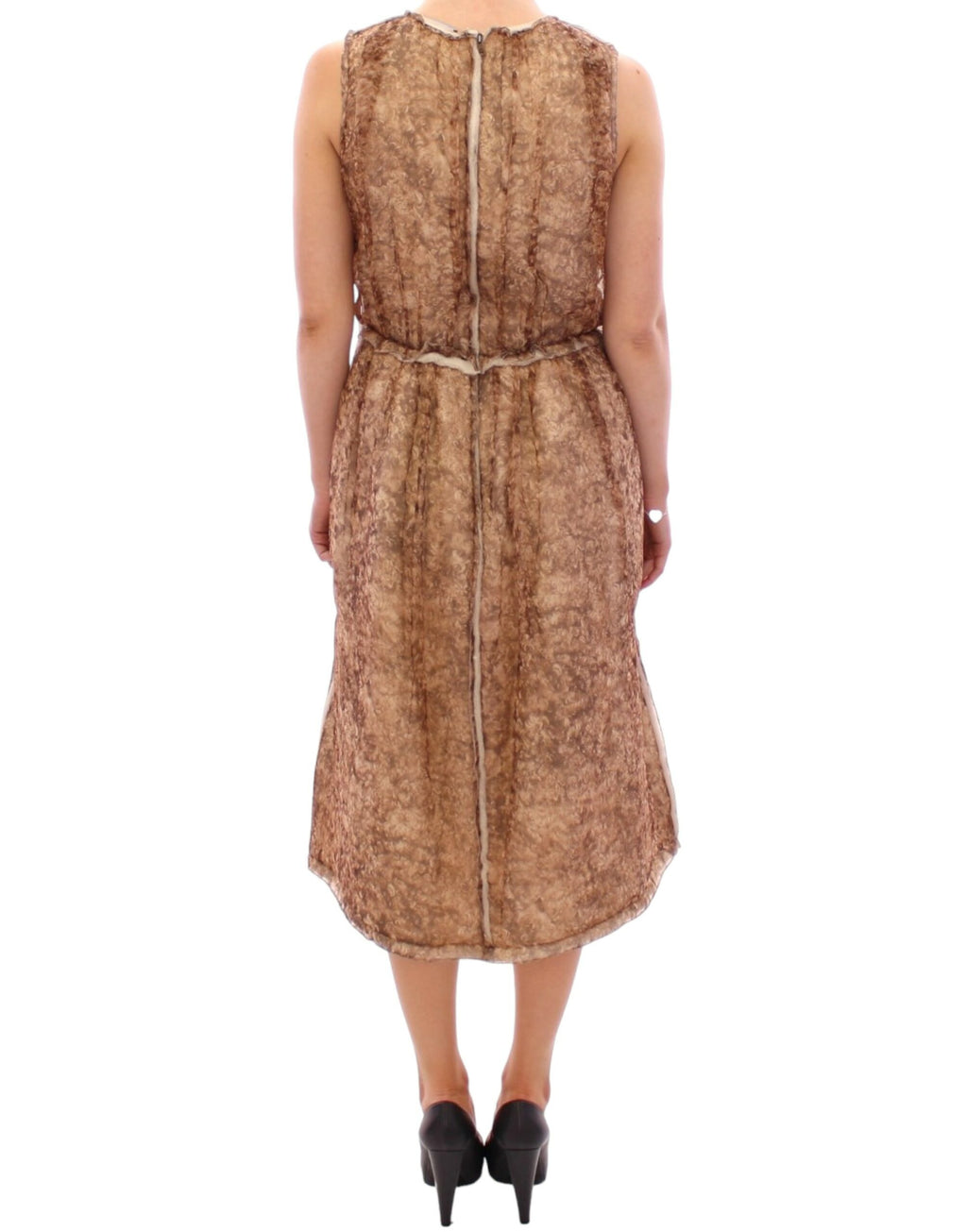 Robe sans manches en soie marron de Dolce & Gabbana, élégante et fluide, portée avec un style sophistiqué.