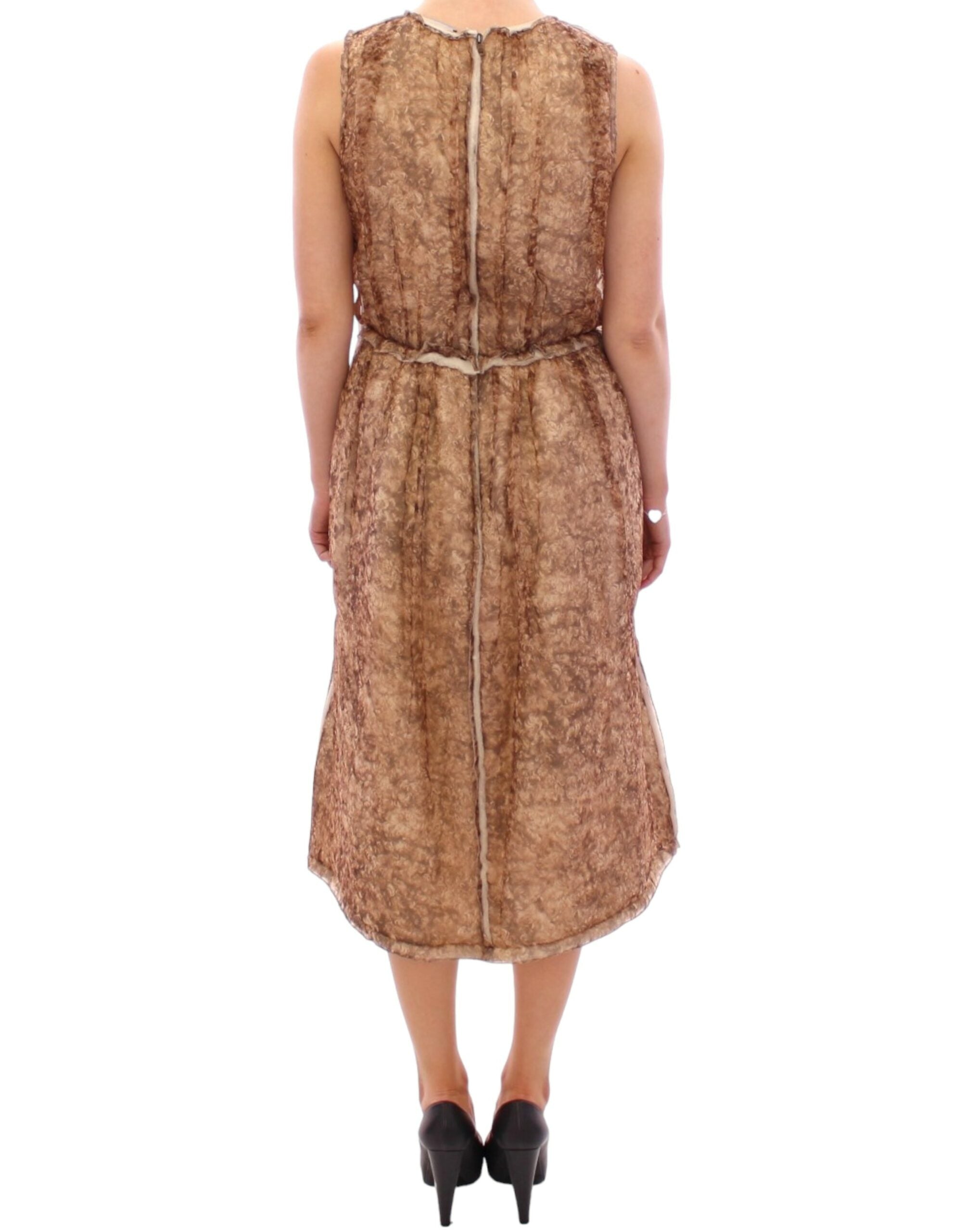 Robe sans manches en soie marron de Dolce & Gabbana, élégante et fluide, portée avec un style sophistiqué.