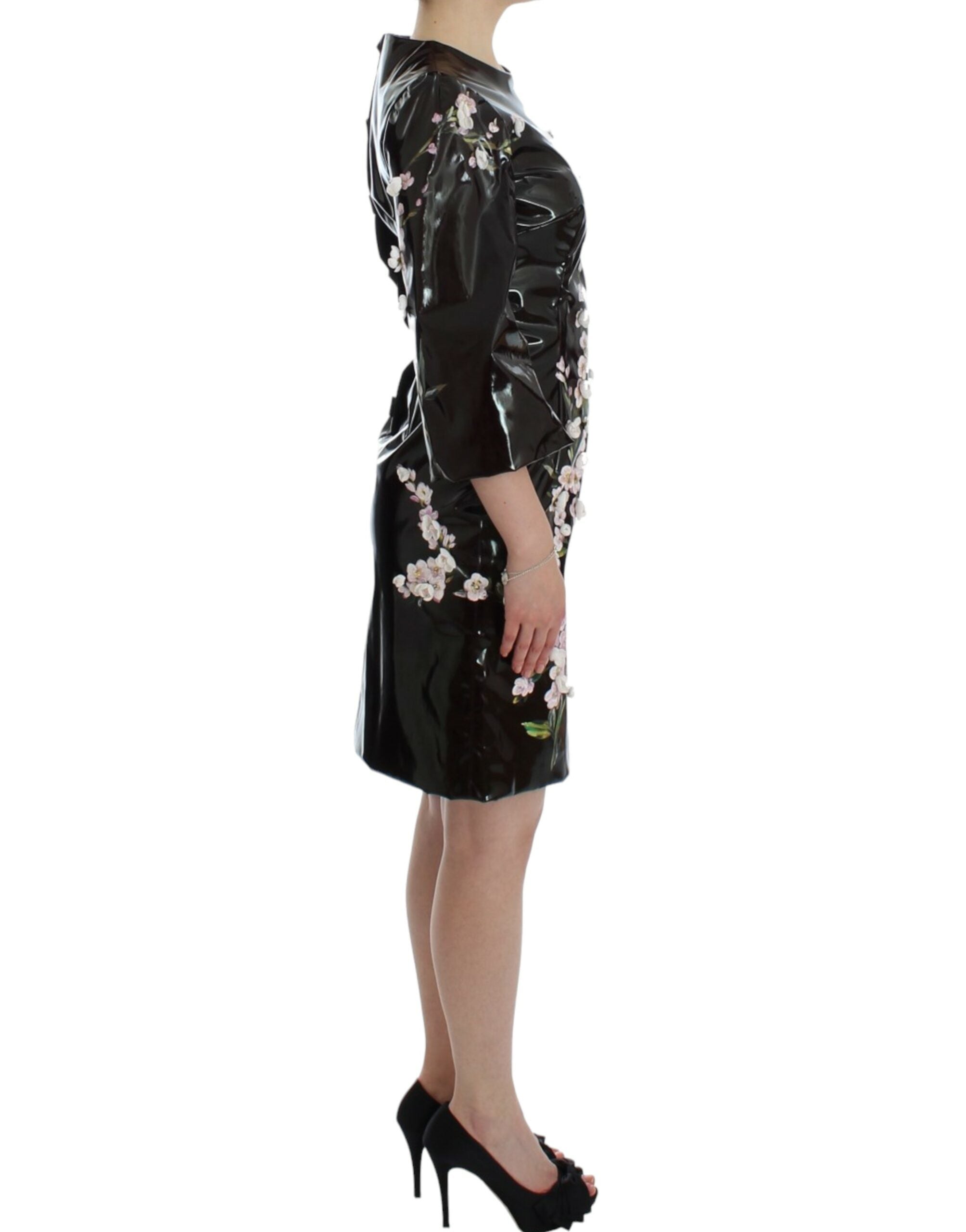 Robe fourreau noire à fleurs Dolce & Gabbana avec manches 3/4, élégante et sophistiquée, visible en gros plan.
