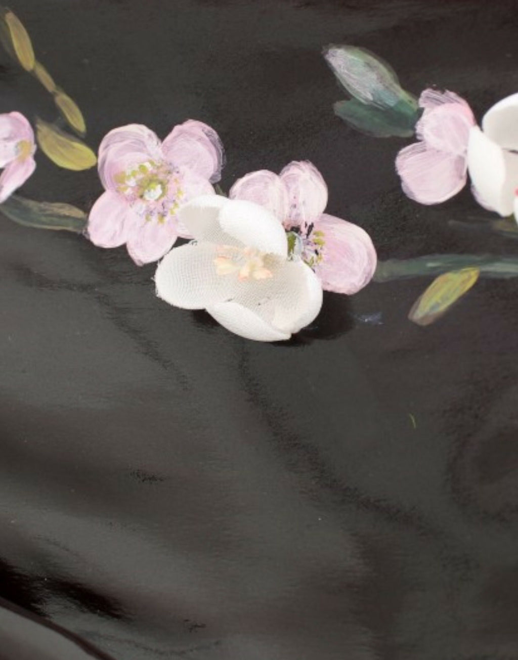 Robe fourreau noire à fleurs avec manches 3/4 de Dolce & Gabbana, élégant vêtement féminin en tissu fluide.