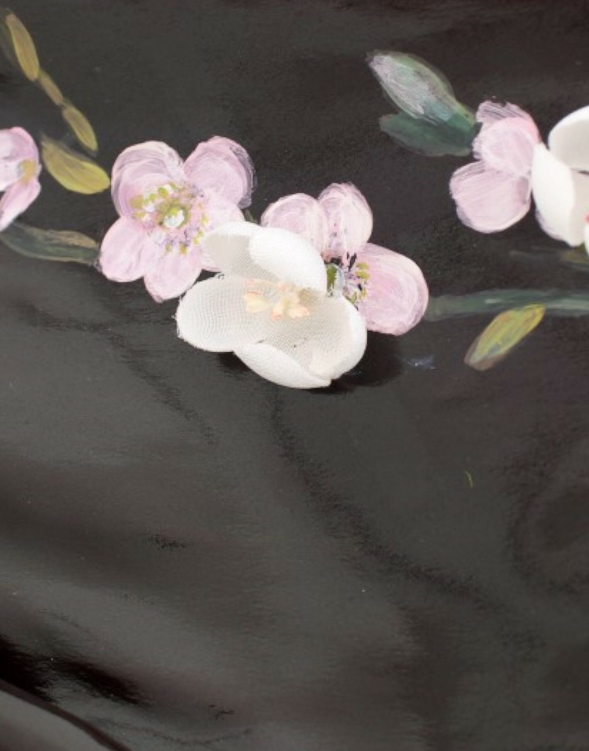 Robe fourreau noire à fleurs avec manches 3/4 de Dolce & Gabbana, élégant vêtement féminin en tissu fluide.