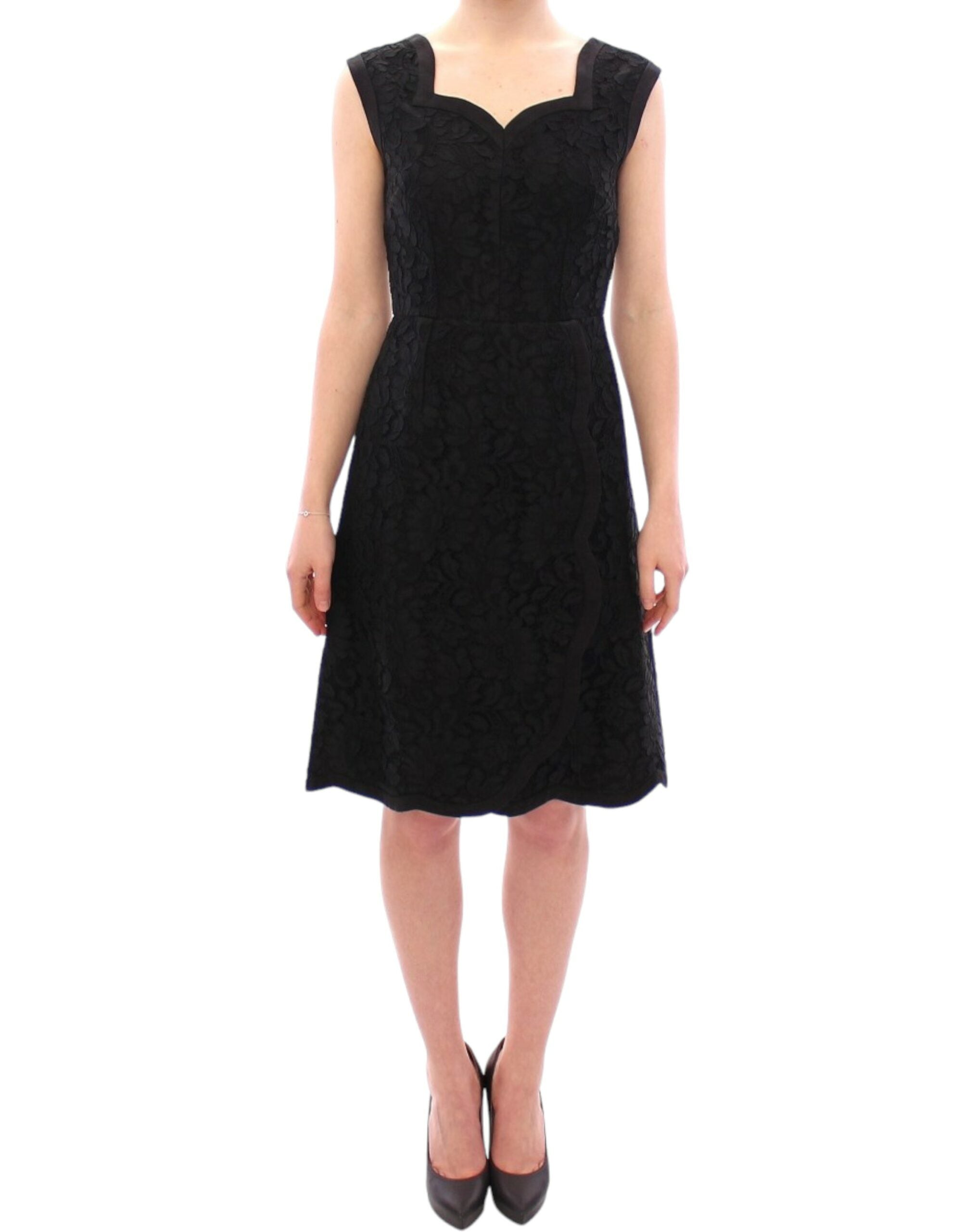 Robe noire en dentelle florale Dolce & Gabbana Sicilia sur un défilé de mode, détails élégants et motifs floraux sophistiqués.